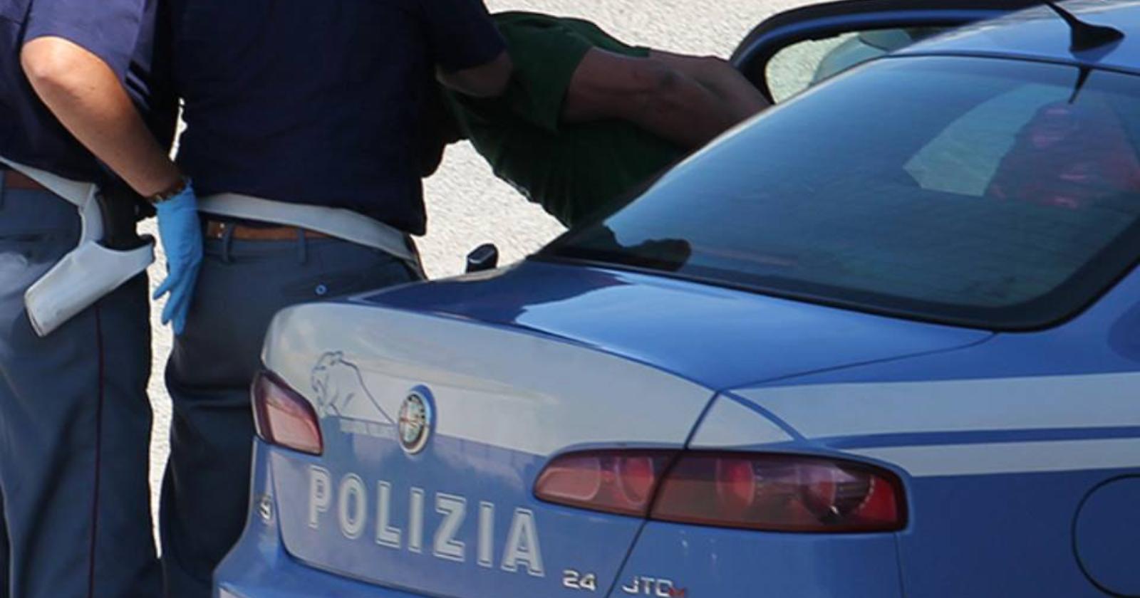 Dopo la denuncia della ex convivente 