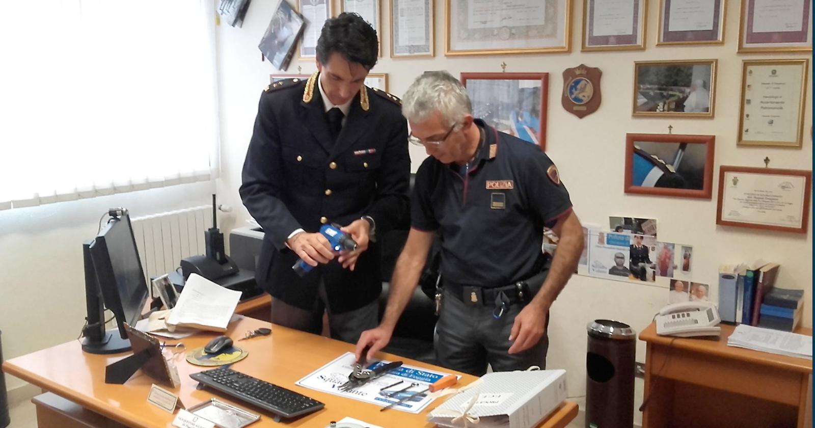 Erano pronti a svaligiare un garage: sorpresi ed arrestati due maggiorenni, denunciato anche un 17enne