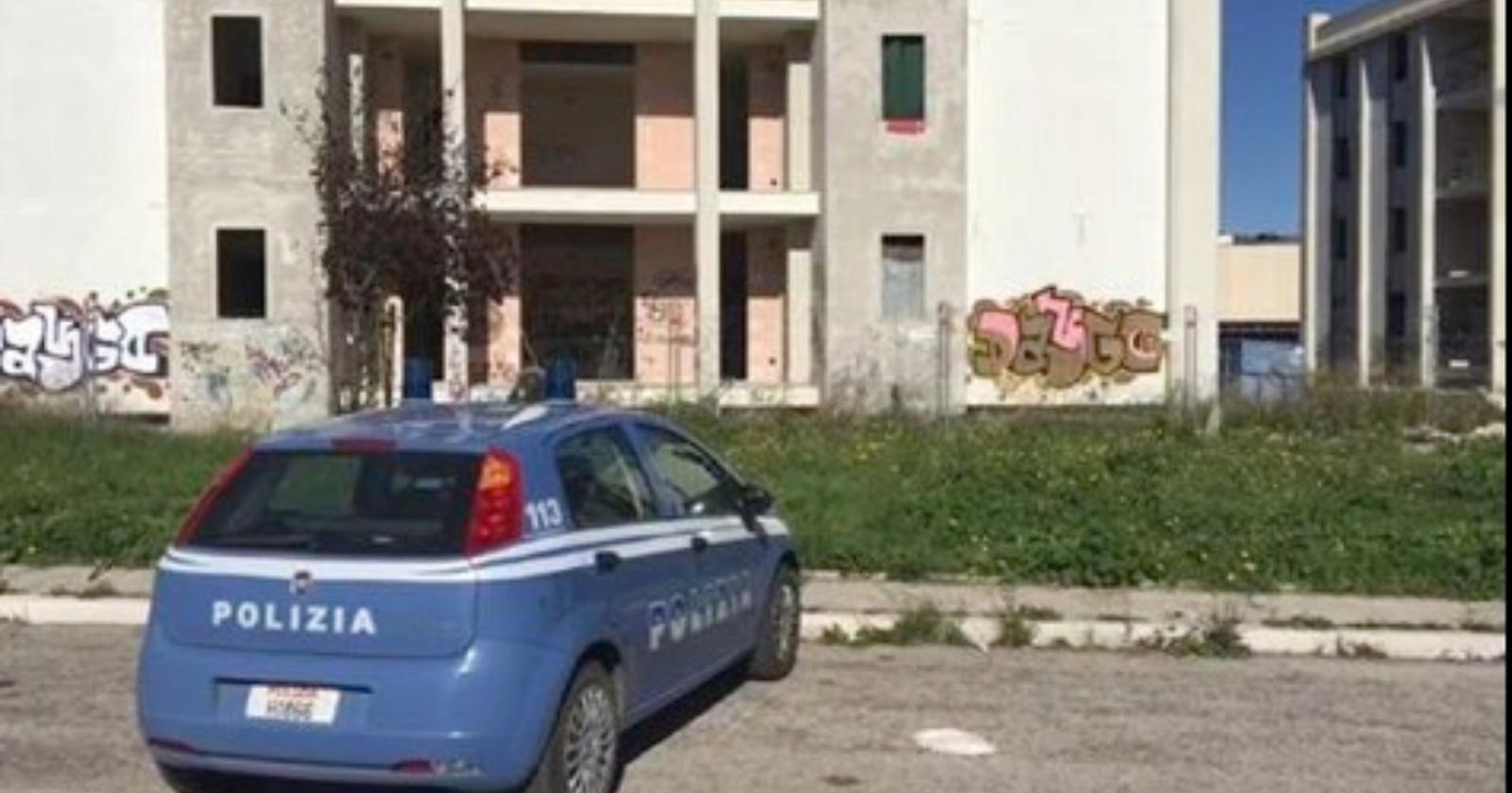 Cadavere in Via Miranda, il compagno della donna: «La sera prima è caduta a terra»