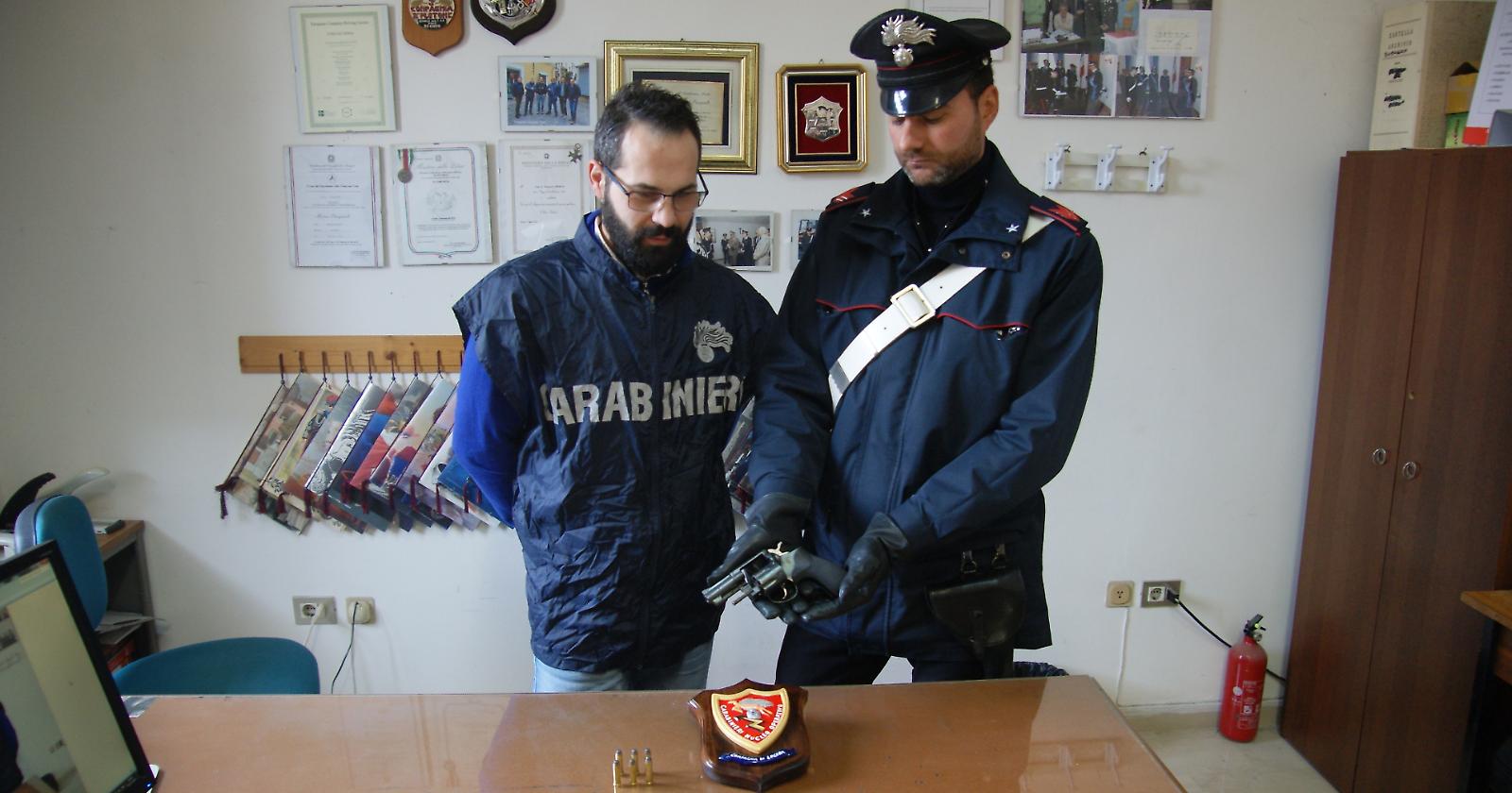 In giro con la compagna ma con una calibro 38 pronta a far fuoco: arrestato