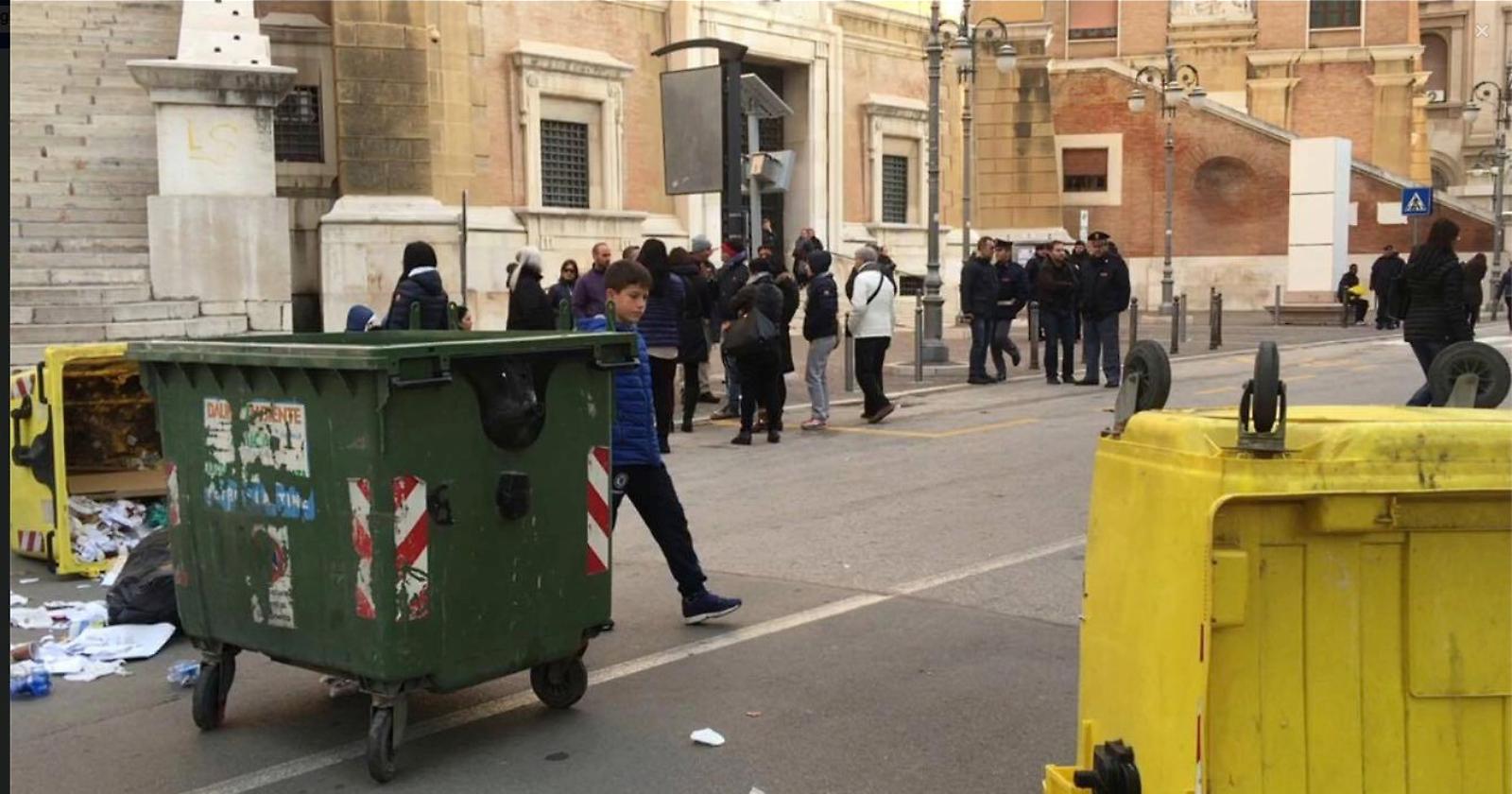 Protesta ex residenti Distretto Militare: bloccato Corso Garibaldi