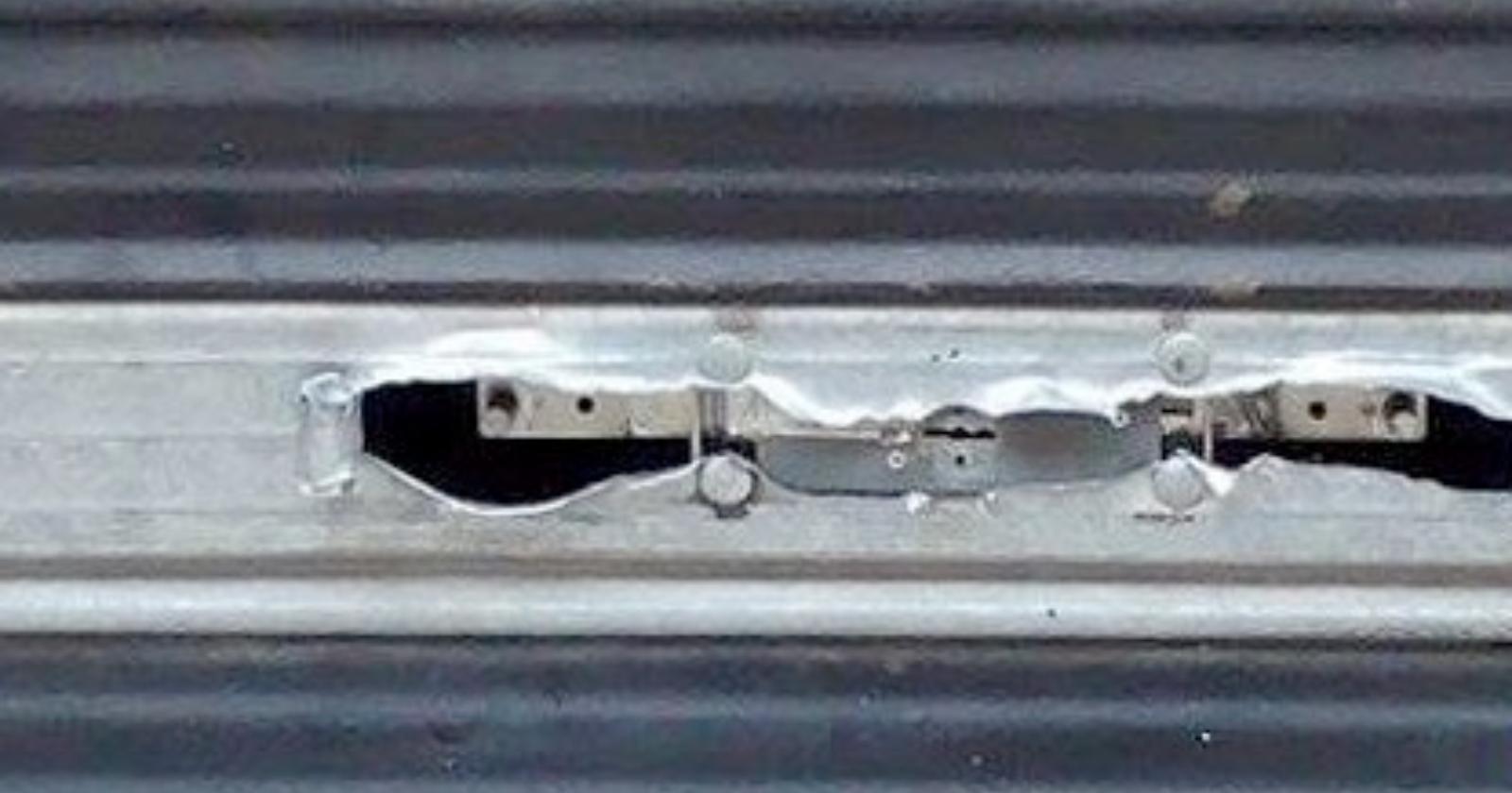 Tagliano saracinesca e ripuliscono negozio abbigliamento "Parametro": i banditi ripresi dalle telecamere di sicurezza