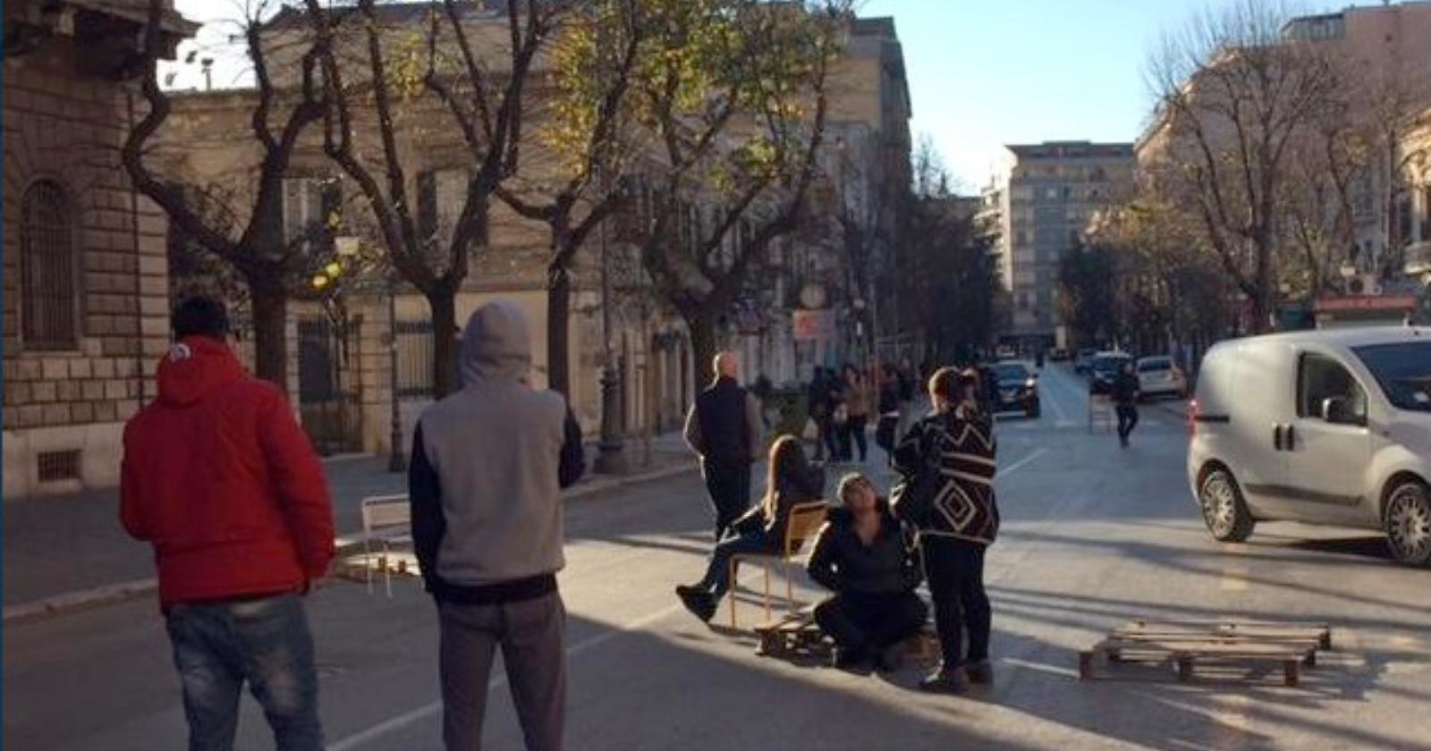 Residenti ex distretto militare bloccano Corso Garibaldi