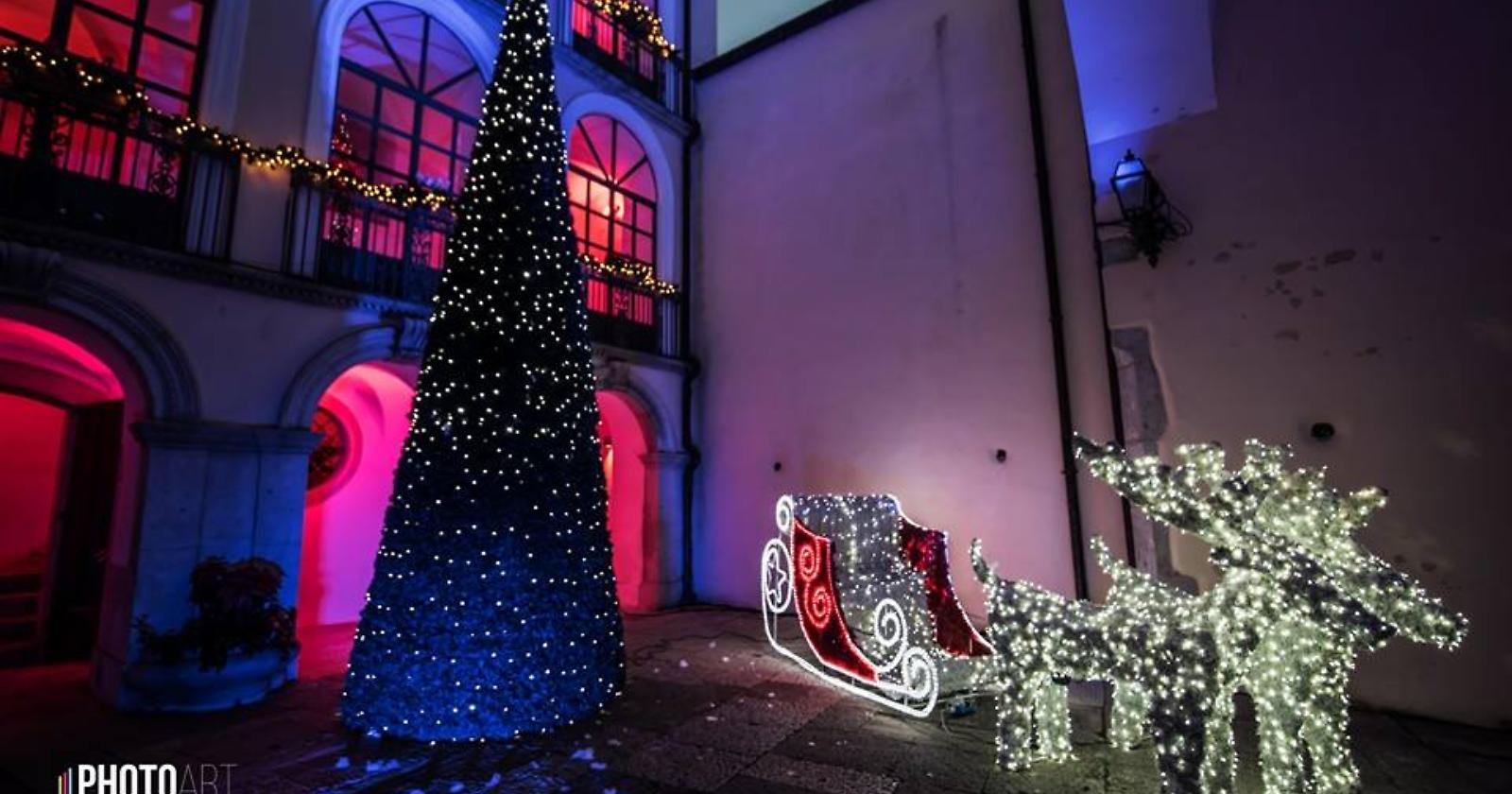 A Candela torna Babbo Natale, accompagnato da Michele Placido