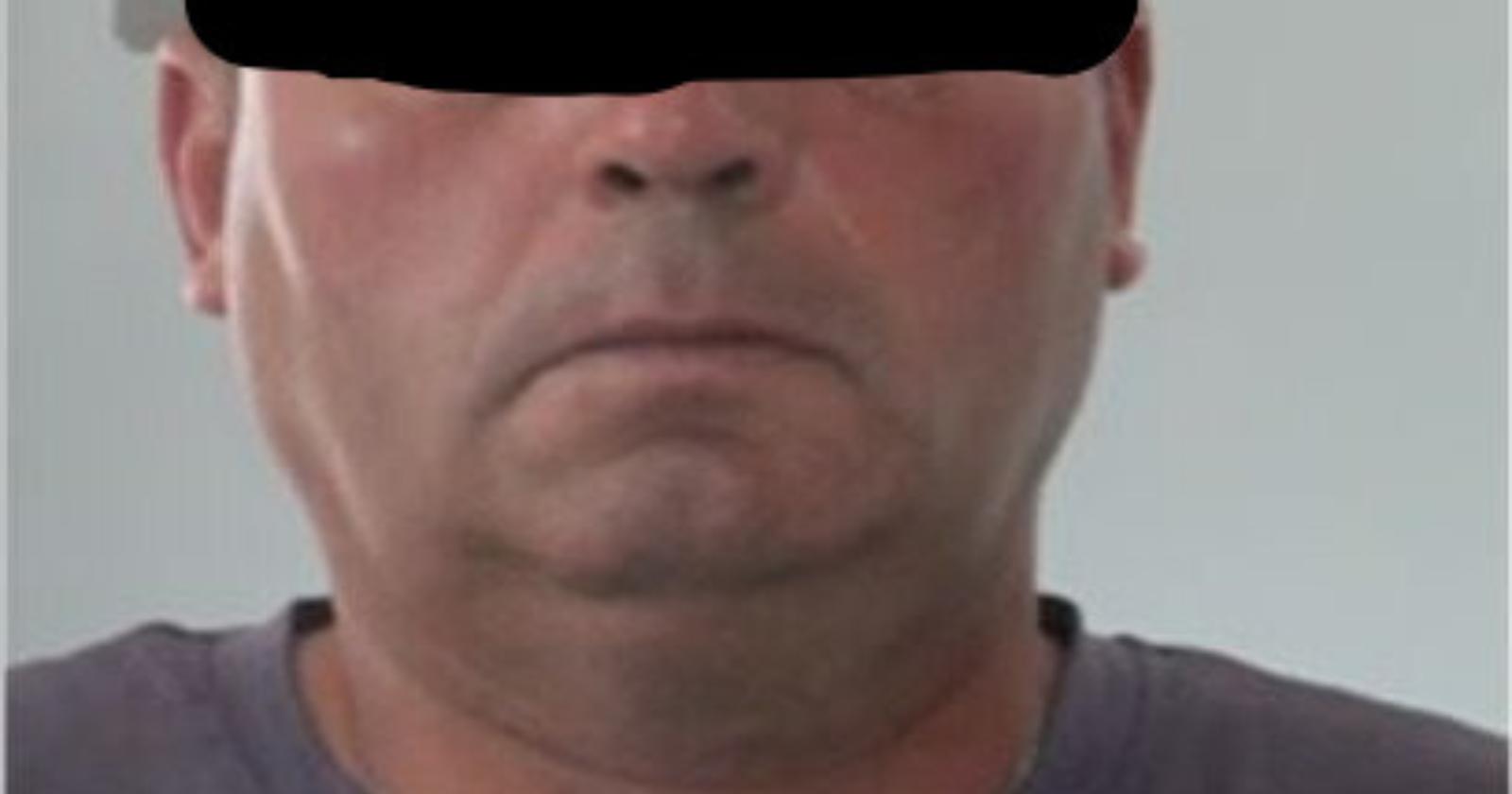 Immortalato dalle telecamere mentre pedina la sua vittima: arrestato rapinatore