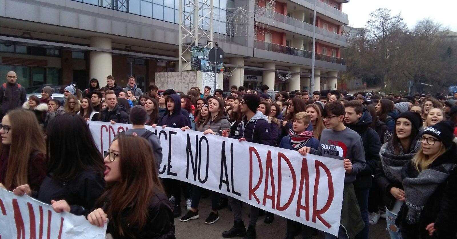 Questa volta contro il radar a Monte Li Foj scendono in campo gli studenti