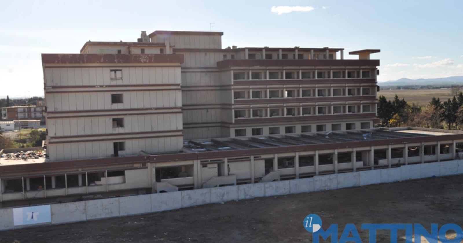 Dai fasti alla cenere, a fuoco il glorioso hotel "President" di Foggia