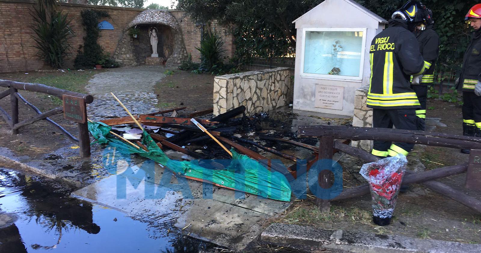 Dà fuoco al presepe della Madonna del Rosario: «Sono musulmano e devo distruggere simboli cristiani»