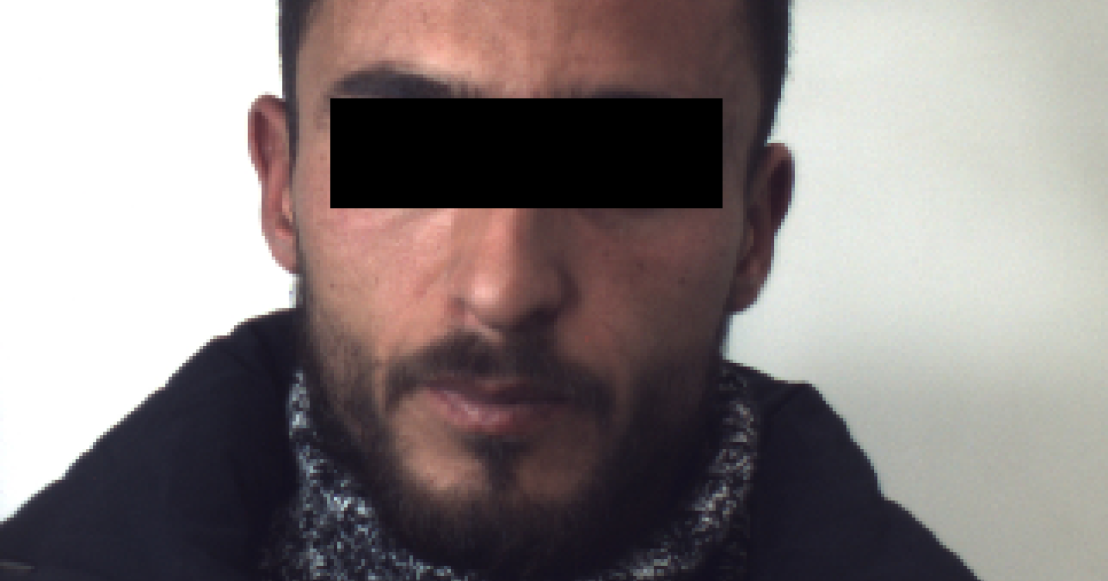 Ruba liquore dagli scaffali del supermercato, vigilante tenta di bloccarlo ma lui lo accoltella: arrestato tunisino