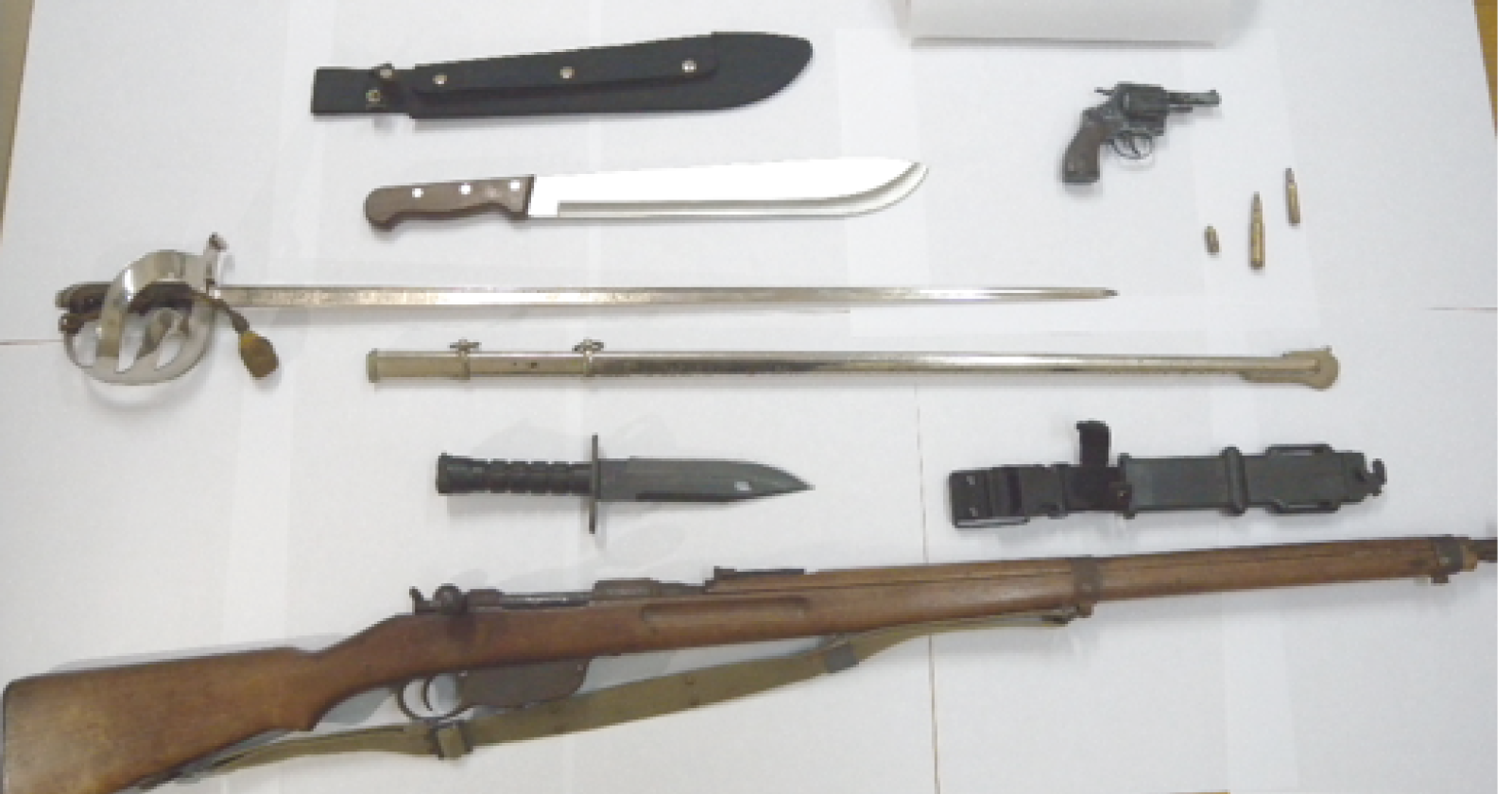 In casa un vero e proprio arsenale con il quale minacciava anche l'ex: arrestato