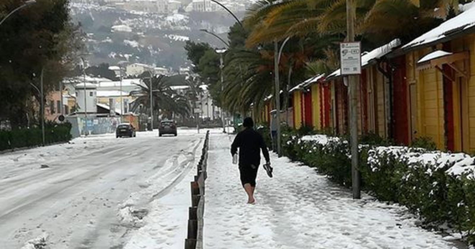 A piedi nudi sulla neve lungo le strade di Vasto Marina
