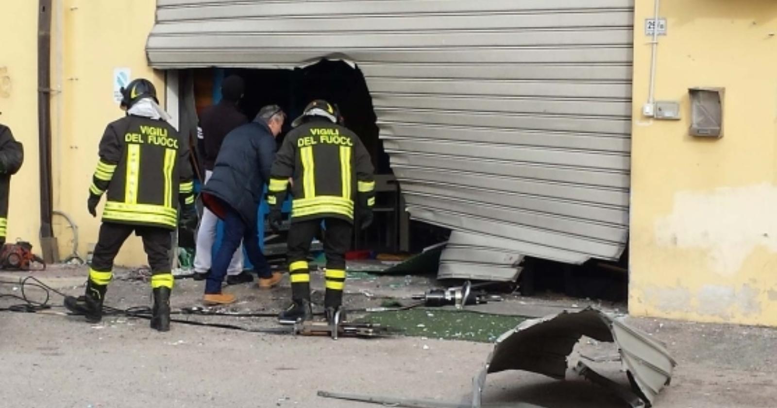 San Severo: salta in aria la saracinesca di una macelleria in Via D'Agnone