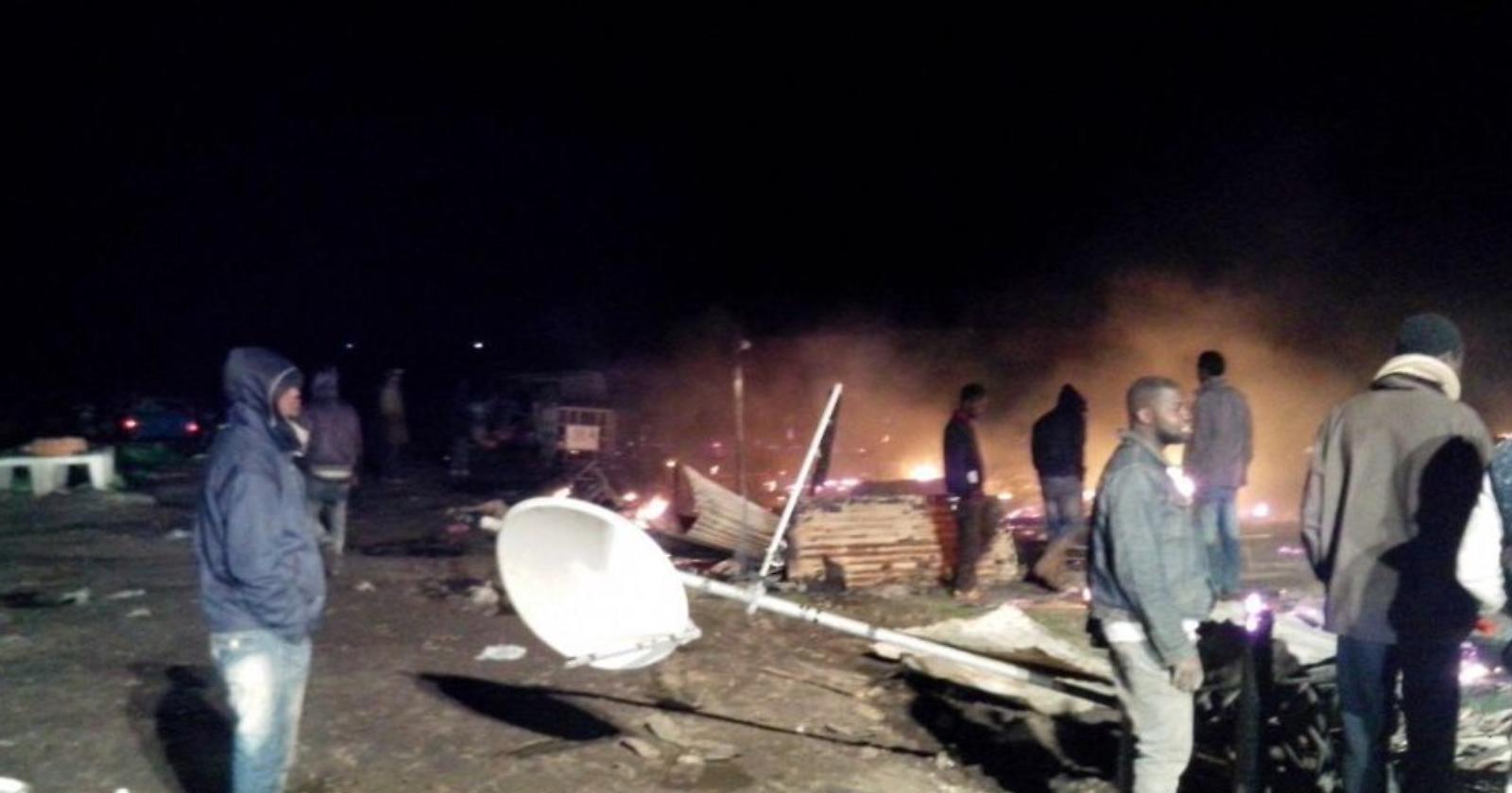 ... E il Gran Ghetto di Rignano brucia ancora: al fuoco trenta baracche di fortuna