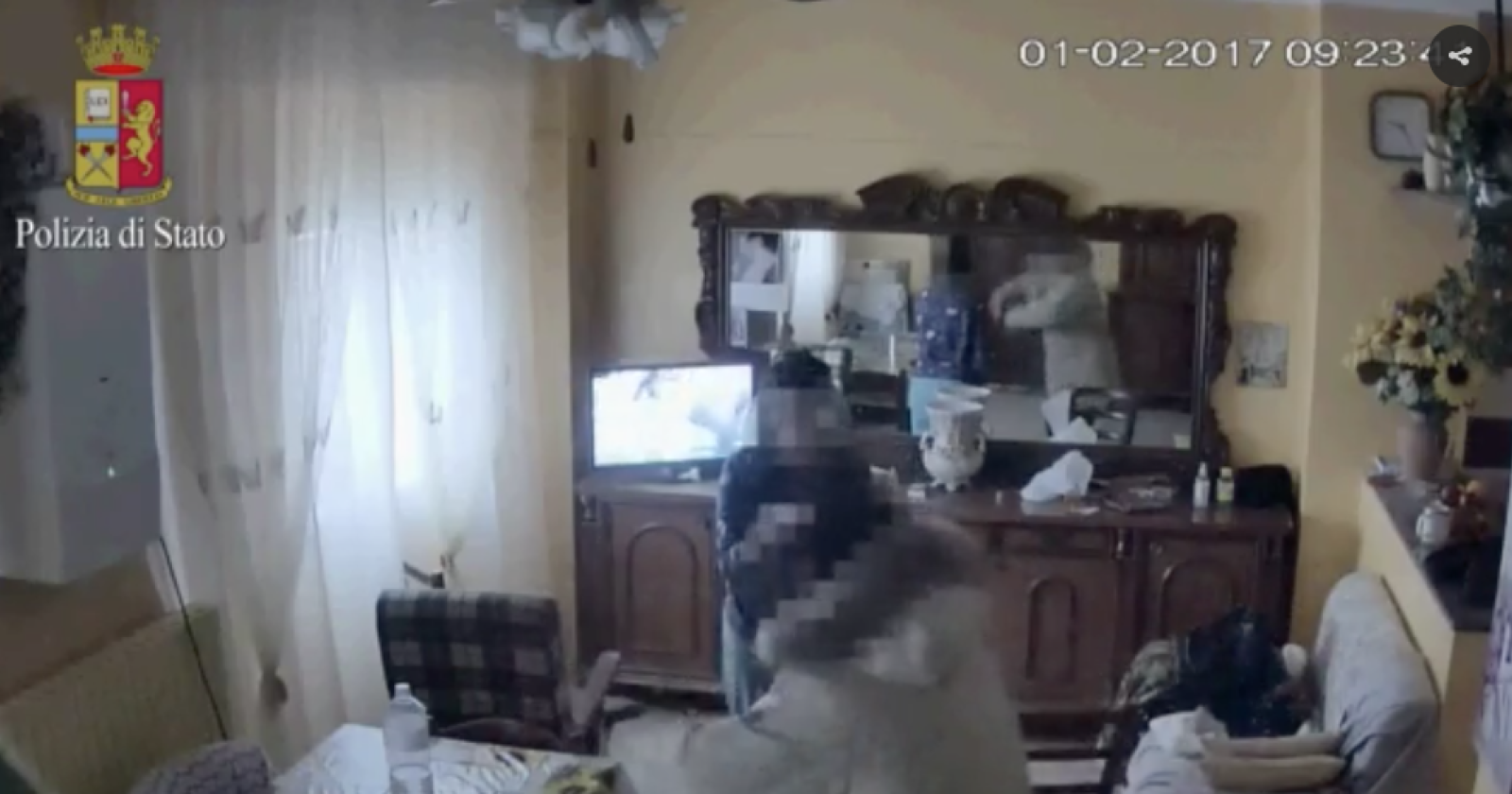 ... Quando la sorella diventa la sua carceriera: ecco cosa accadeva nella casa degli orrori 