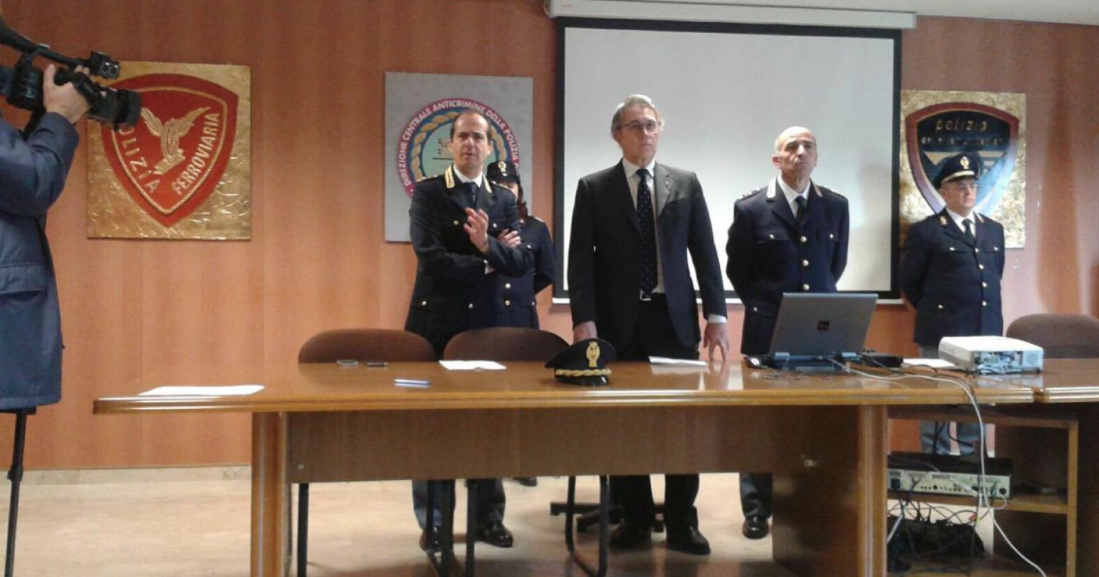 Uno stabilimento ortofrutticolo utilizzato come rimessa per auto rubate: tre arresti