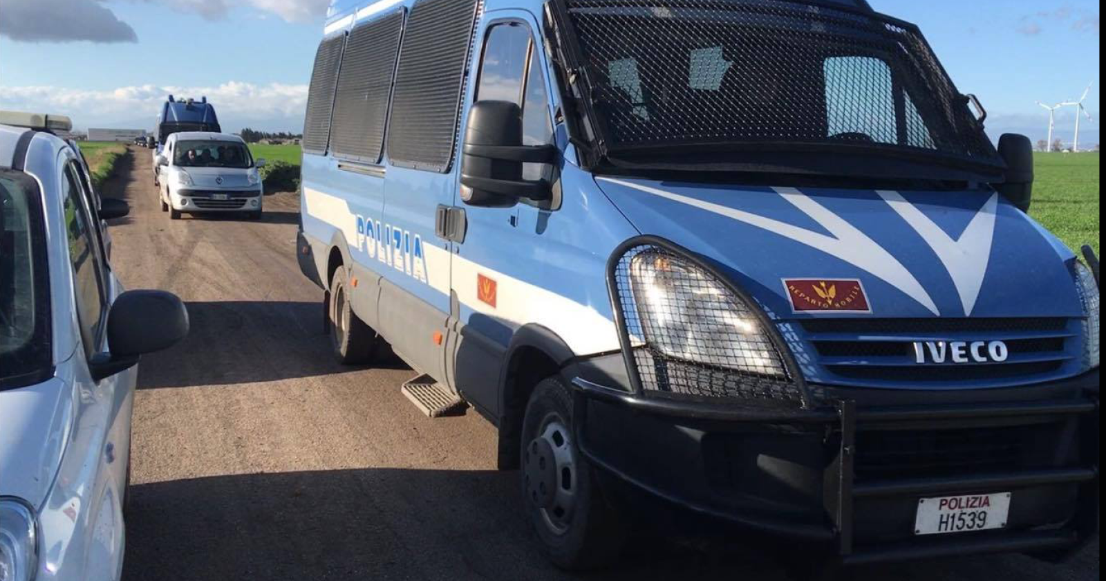 "Gran Ghetto": gli stranieri non vogliono abbandonare "casa", in atto ancora le operazioni di sgombero