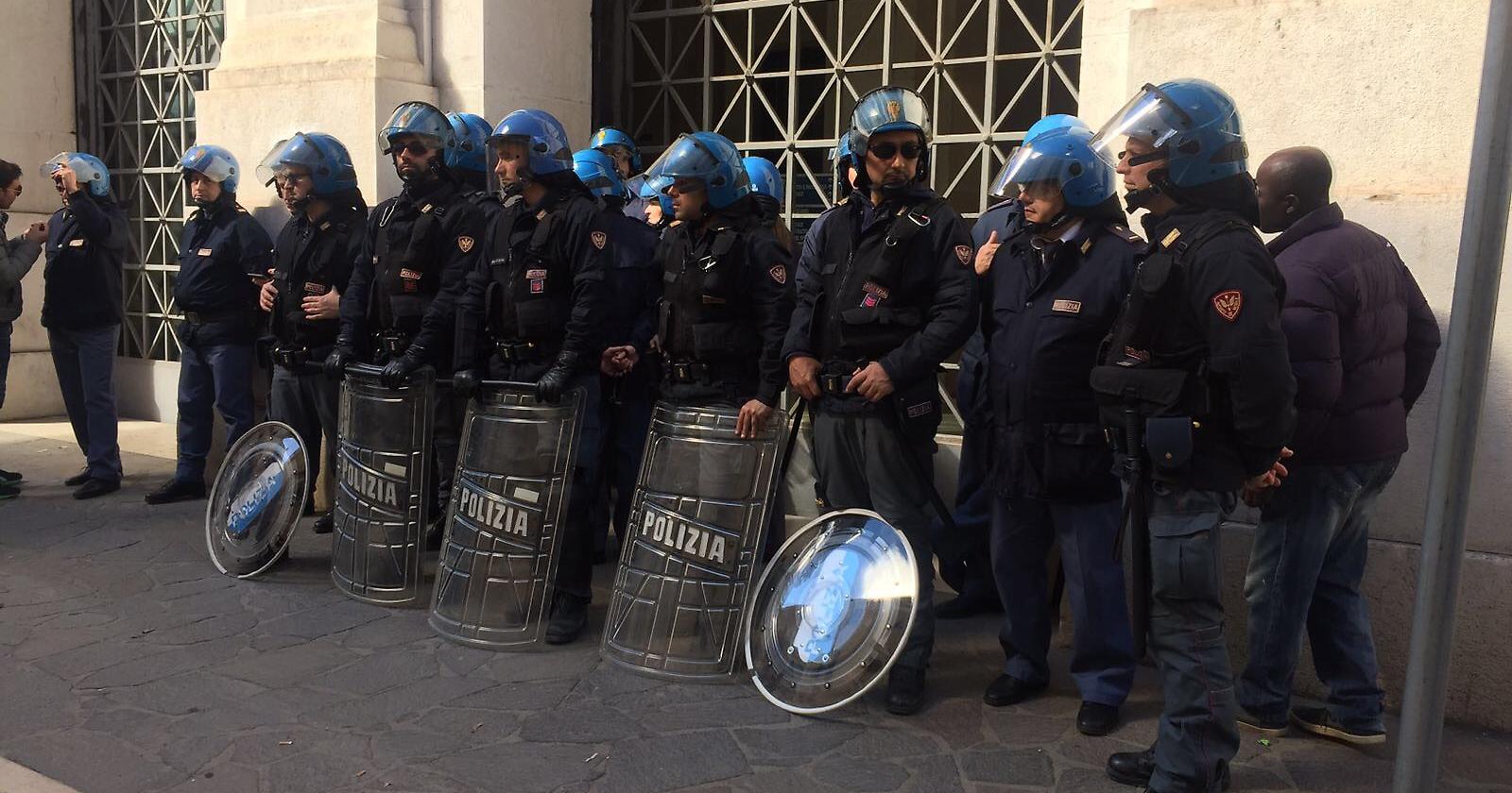 Sgombero "Gran Ghetto" in 200 assiepati sotto la Prefettura 