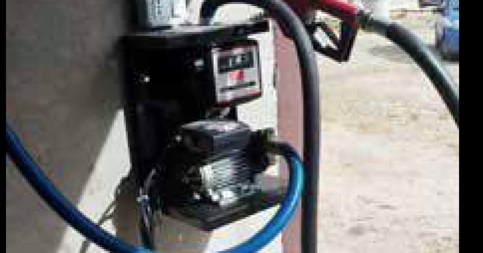 Quattromila litri di gasolio agevolato stipati in un garage: denunciato camionista 
