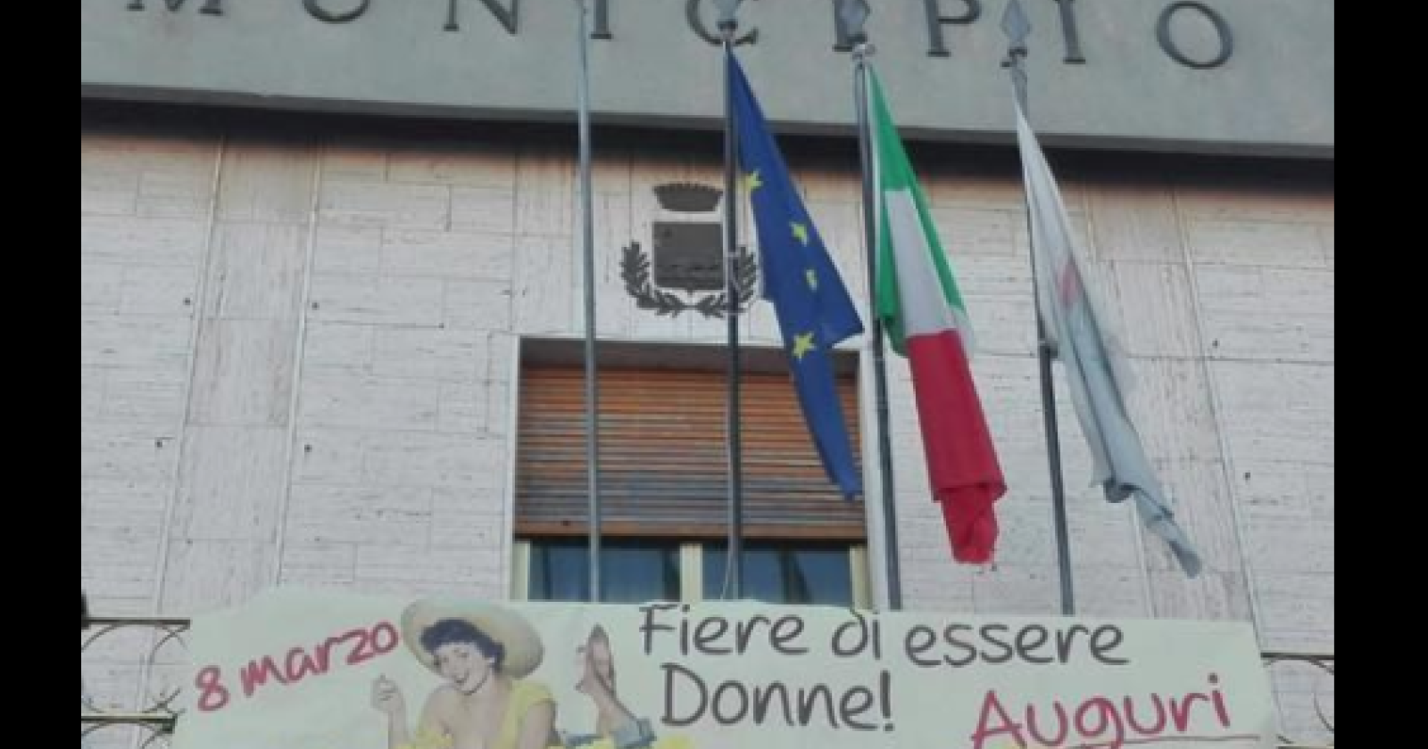 Seno al vento e posa ammiccante, così il Comune di Orta Nova celebra l'8 marzo