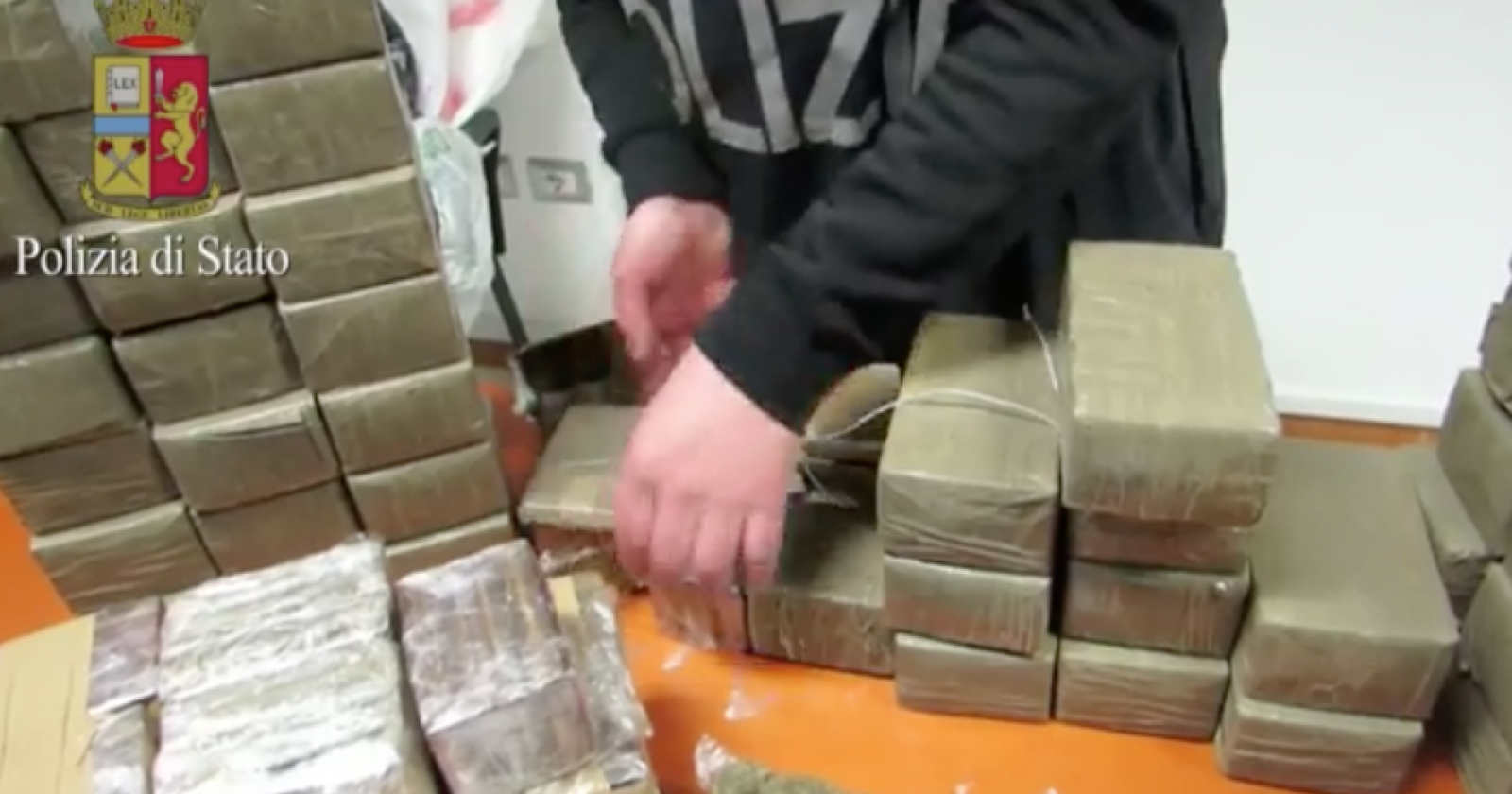 Toh... guarda un po' cosa ti nascondo in casa: sequestrati 64 chili di hashish, un arresto 