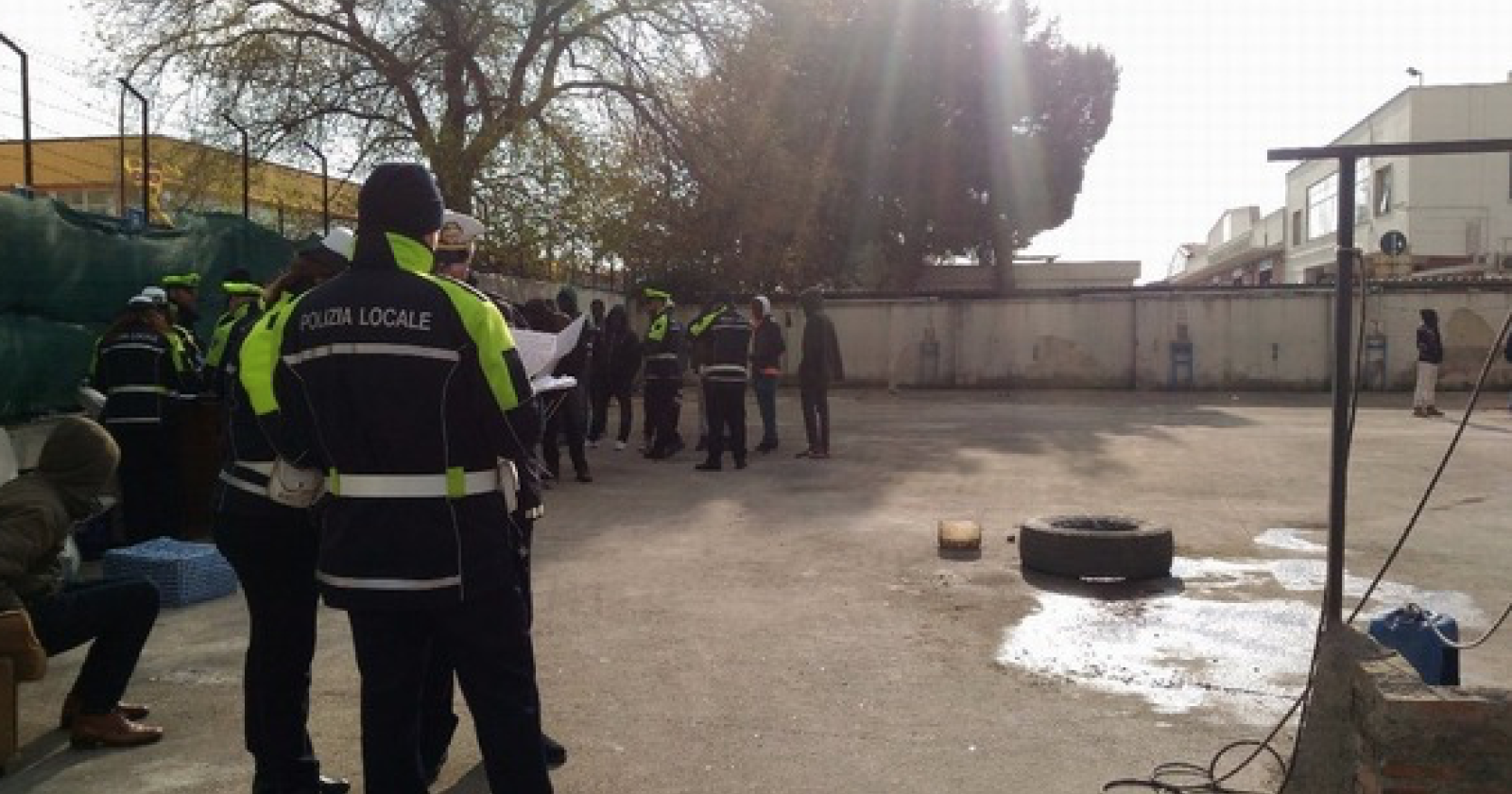 Immigrazione, le Forze dell'Ordine fanno irruzione nel nuovo ghetto  alle porte di Foggia