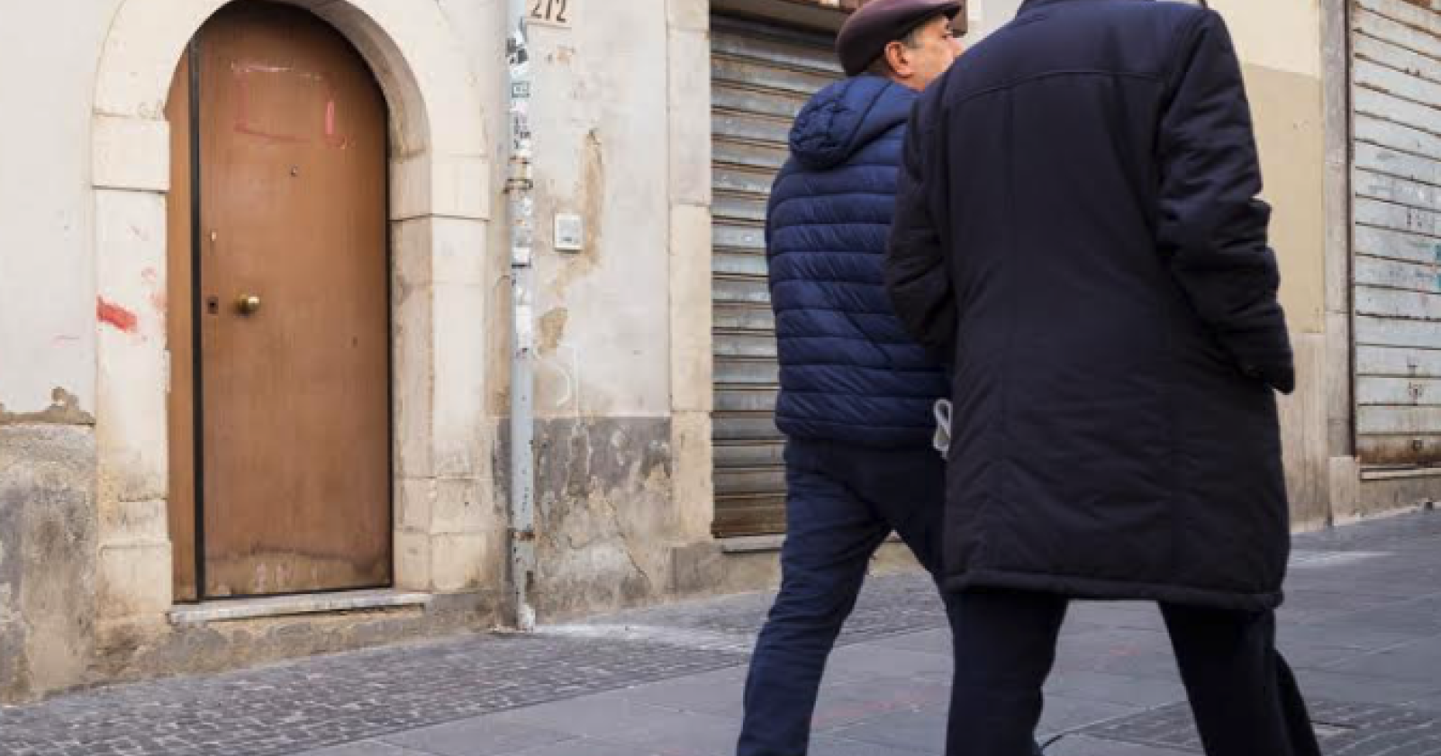 Donna presa a bastonate in via Pretoria: arrestato il compagno