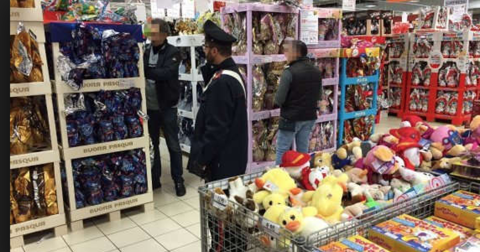 Foggia, furto nel deposito del supermercato "Simply": ladri fuggono via con tre pedane di uova pasquali