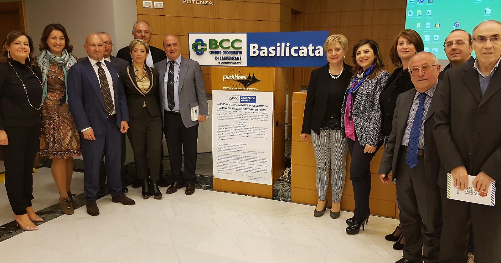 Il consiglio d'amministrazione della Bcc Basilicata e il presidente Teresa Fiordelisi con il nuovo logo
