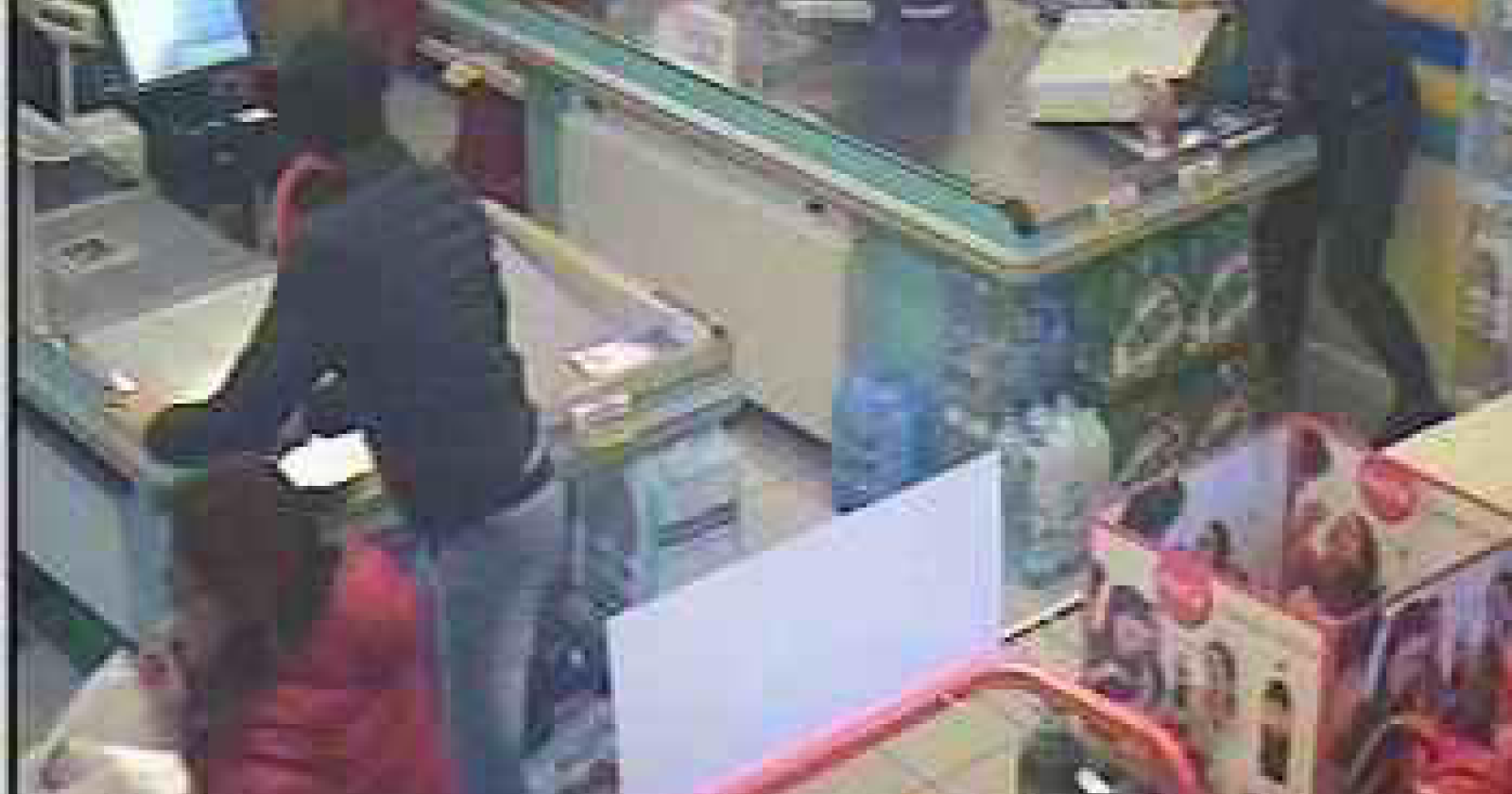 Stornarella, armato di pugnale fa irruzione nel supermercato Convì: arrestati rapinatore e il suo complice 