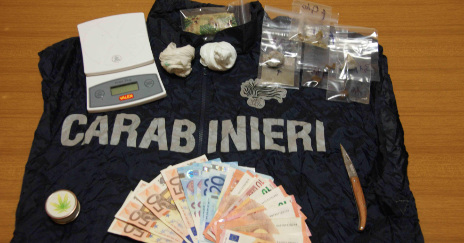 Controlli nel centro storico di Foggia, hashish sotto il bidet: arrestata la "coppietta" dello spaccio