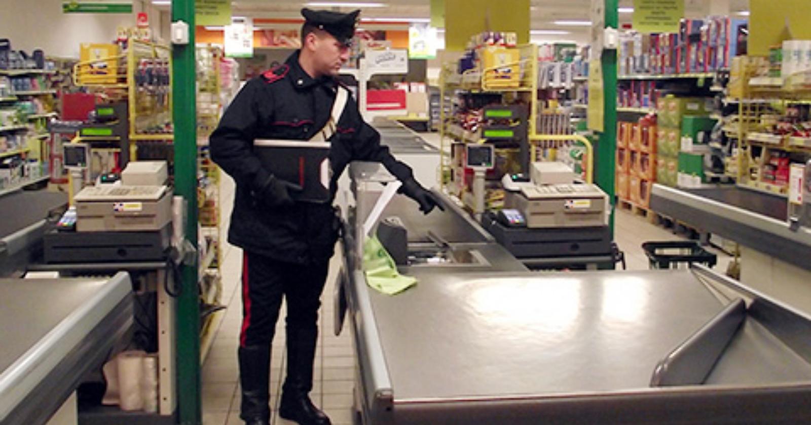 Armati di coltello rapinano supermercato: immortalati dalle telecamere finiscono nella rete della giustizia 