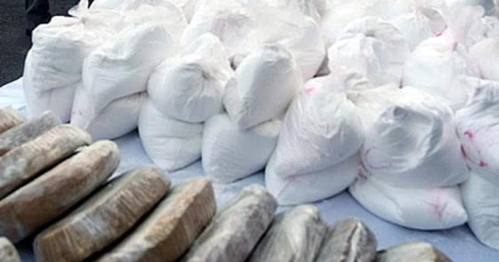 Mezzo chilo di cocaina nascosta nella credenza della cucina: un arresto