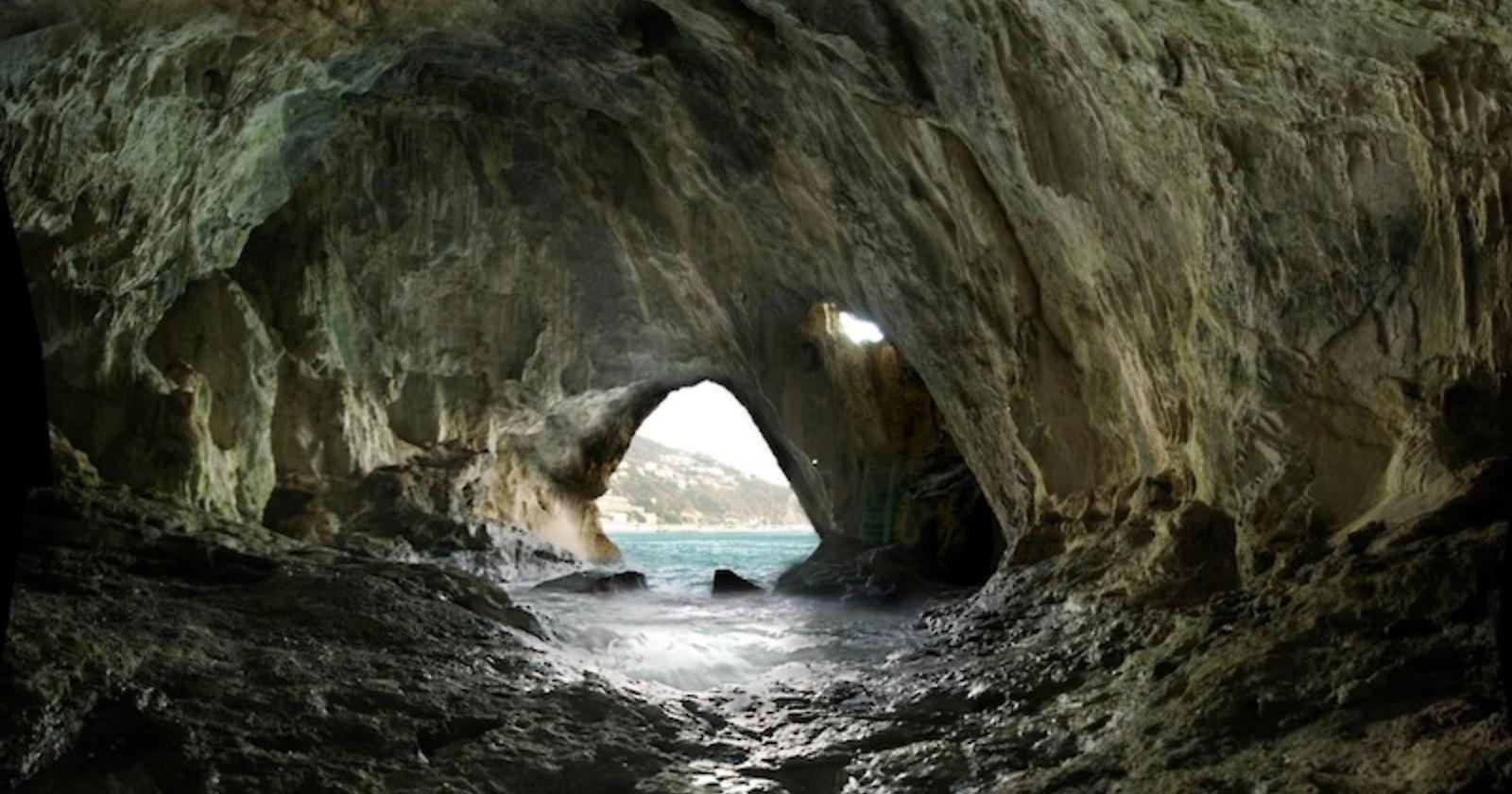 La grotta simbolo di rinascita ma anche location di passioni irrefrenabili