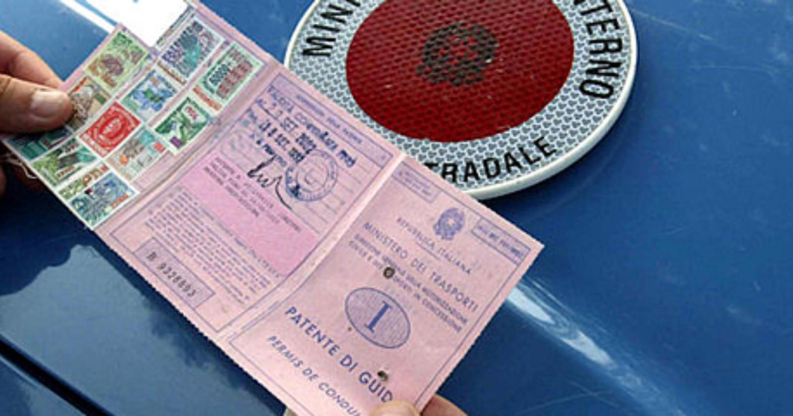 Patente revocata e manda l'amico a fare l'esame: denunciati
