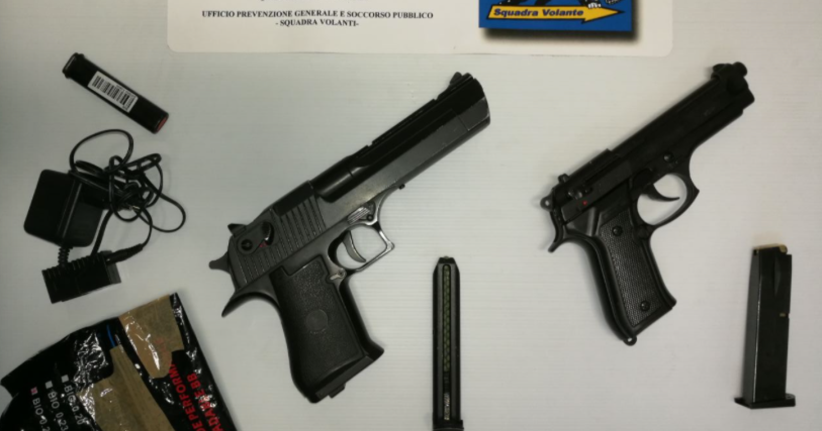 Minaccia "collega"  con una pistola per un mancato sorpasso:  denunciato autotrasportatore