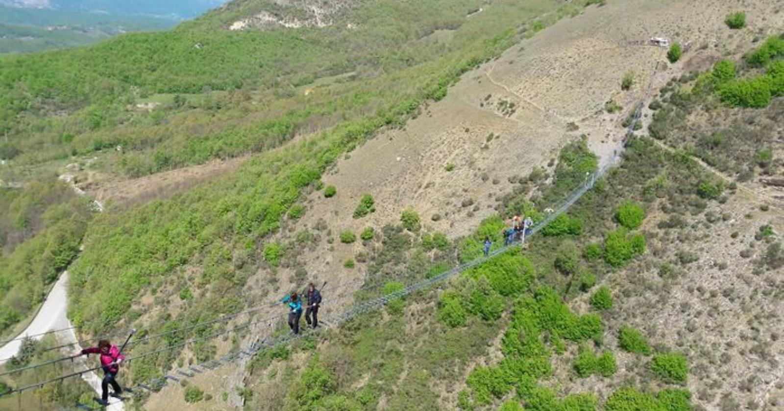 Sasso di Castalda, agli italiani piace stare sospesi: Ponte alla luna da record