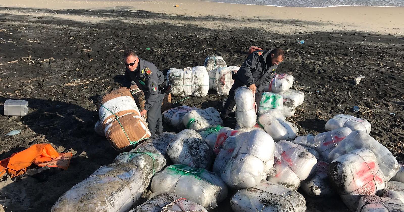 Albania-Gargano, sempre più tratta della droga:  marijuana per 20 milioni di euro sequestrata sulla spiaggia di Calenella