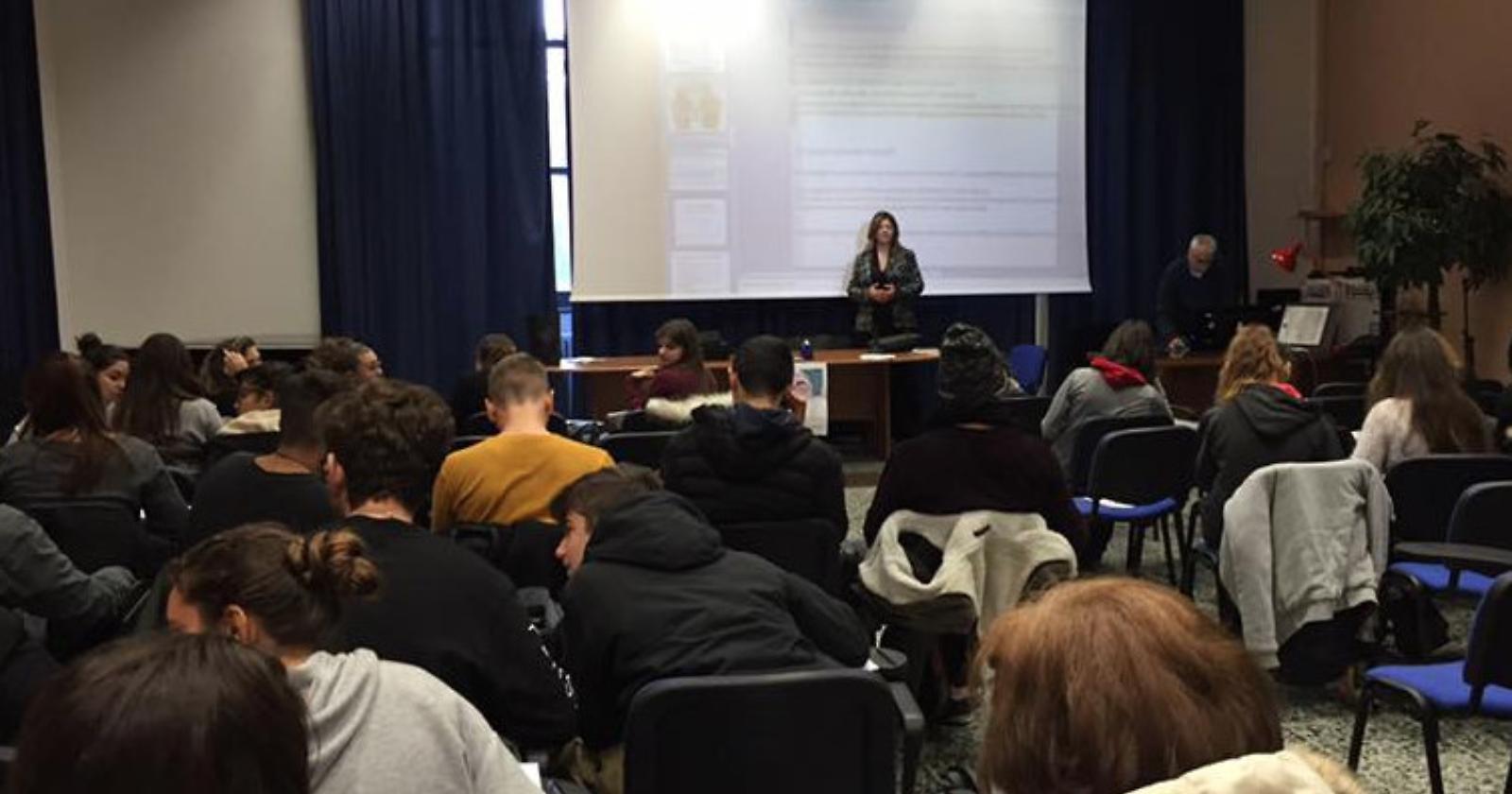 Progetto "Araba Fenice", l'affettività e il sesso spiegati agli studenti delle scuole foggiane  