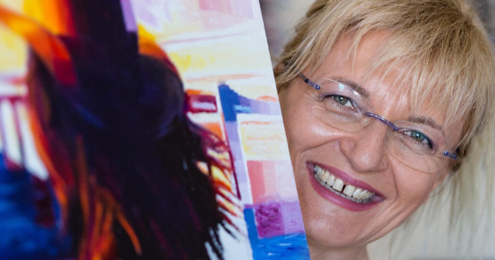 Foggia, al via la mostra personale di Assunta Cassa: la pittrice guarda "Oltre l'orizzonte"