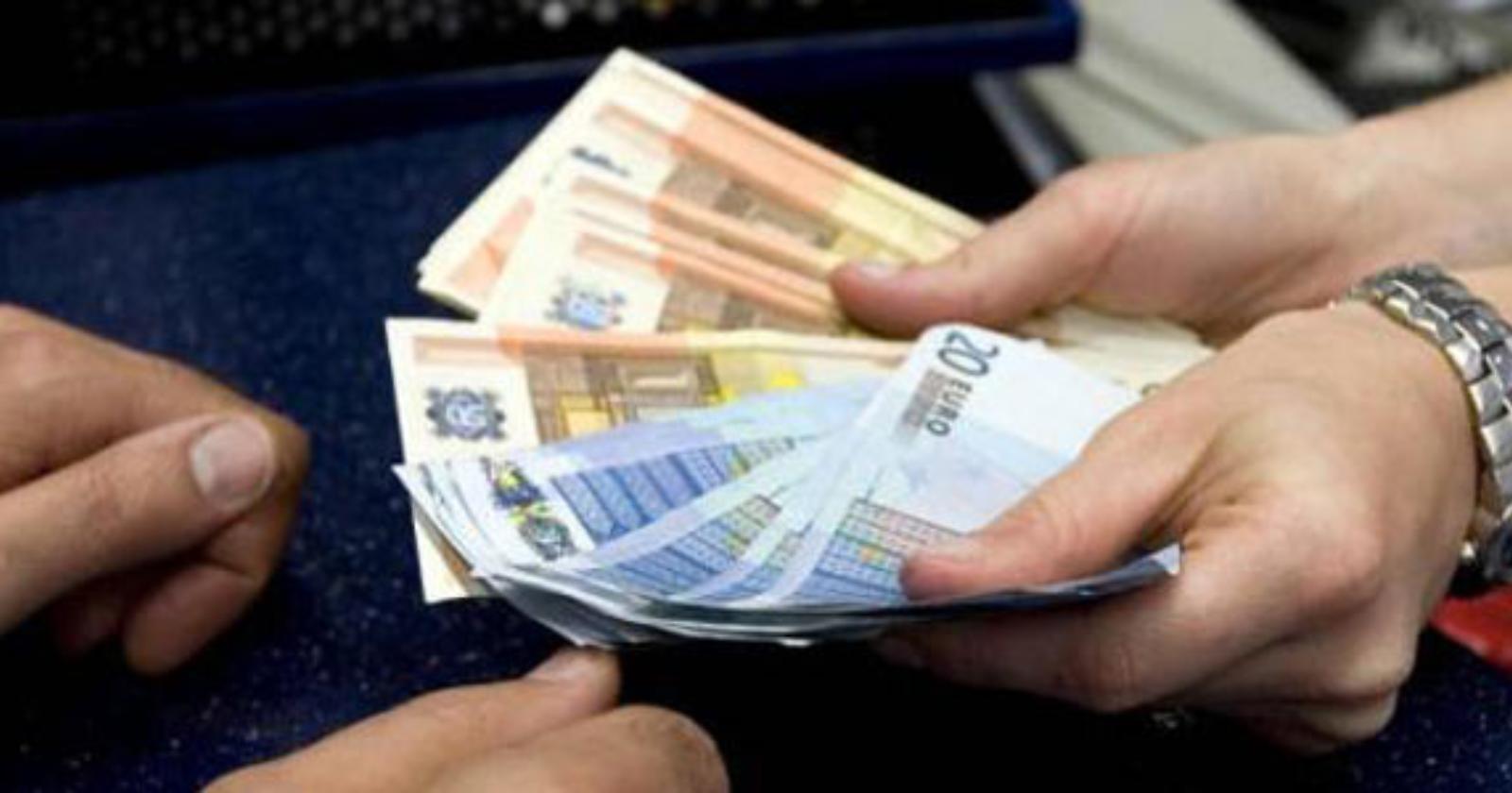 “Dammi i soldi o finirà male", 18enne estorce denaro a minori: arrestato