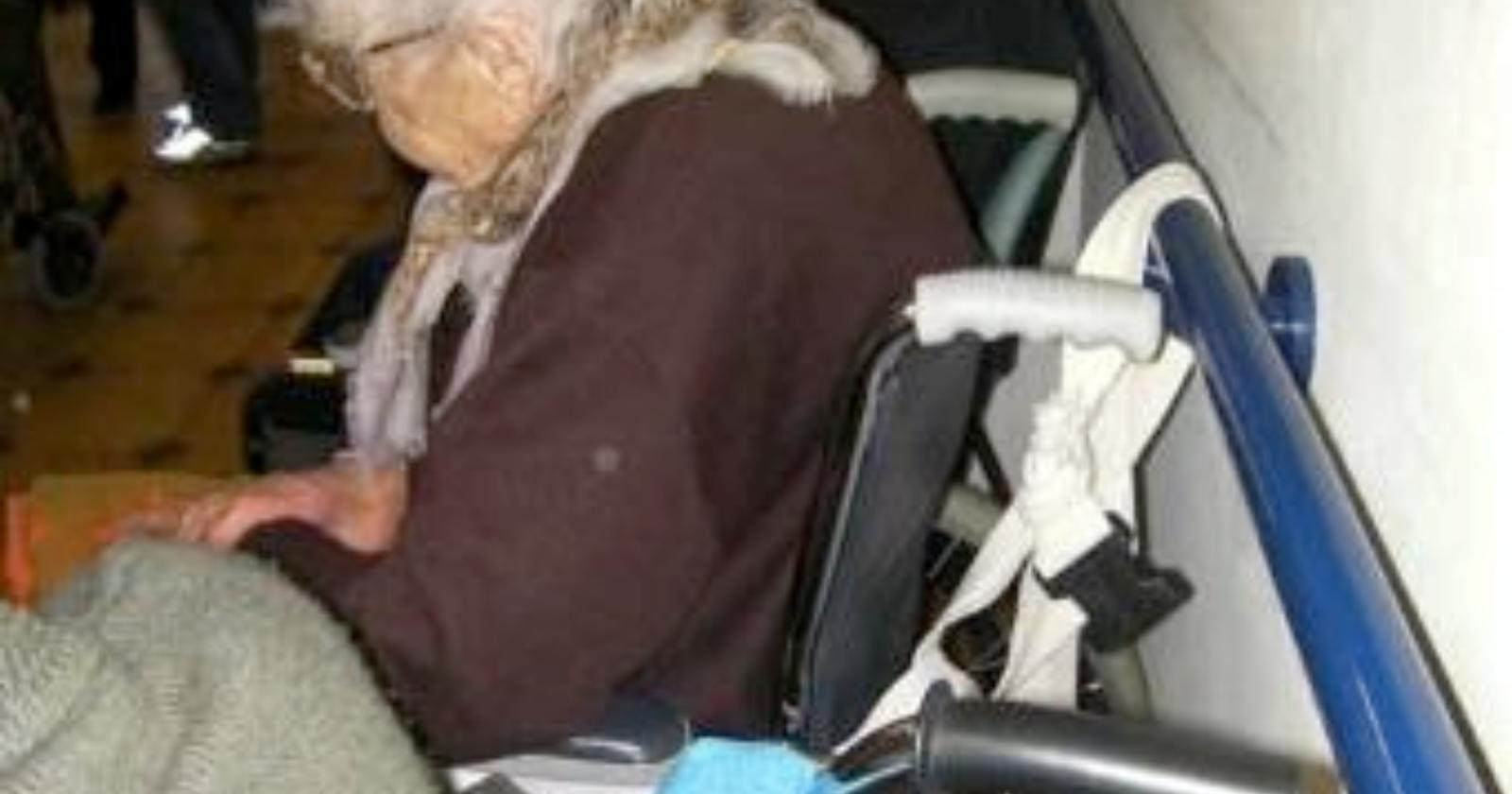 Abbandona in un casa di campagna l'anziana madre invalida: denunciato 25enne