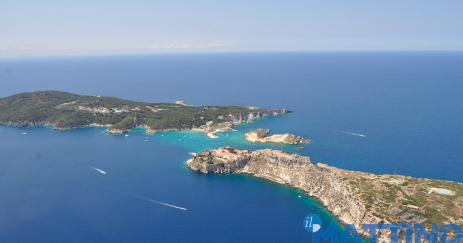 L'emergenza Covid dimezza i posti sui traghetti per le Tremiti, appello del sindaco a Conte