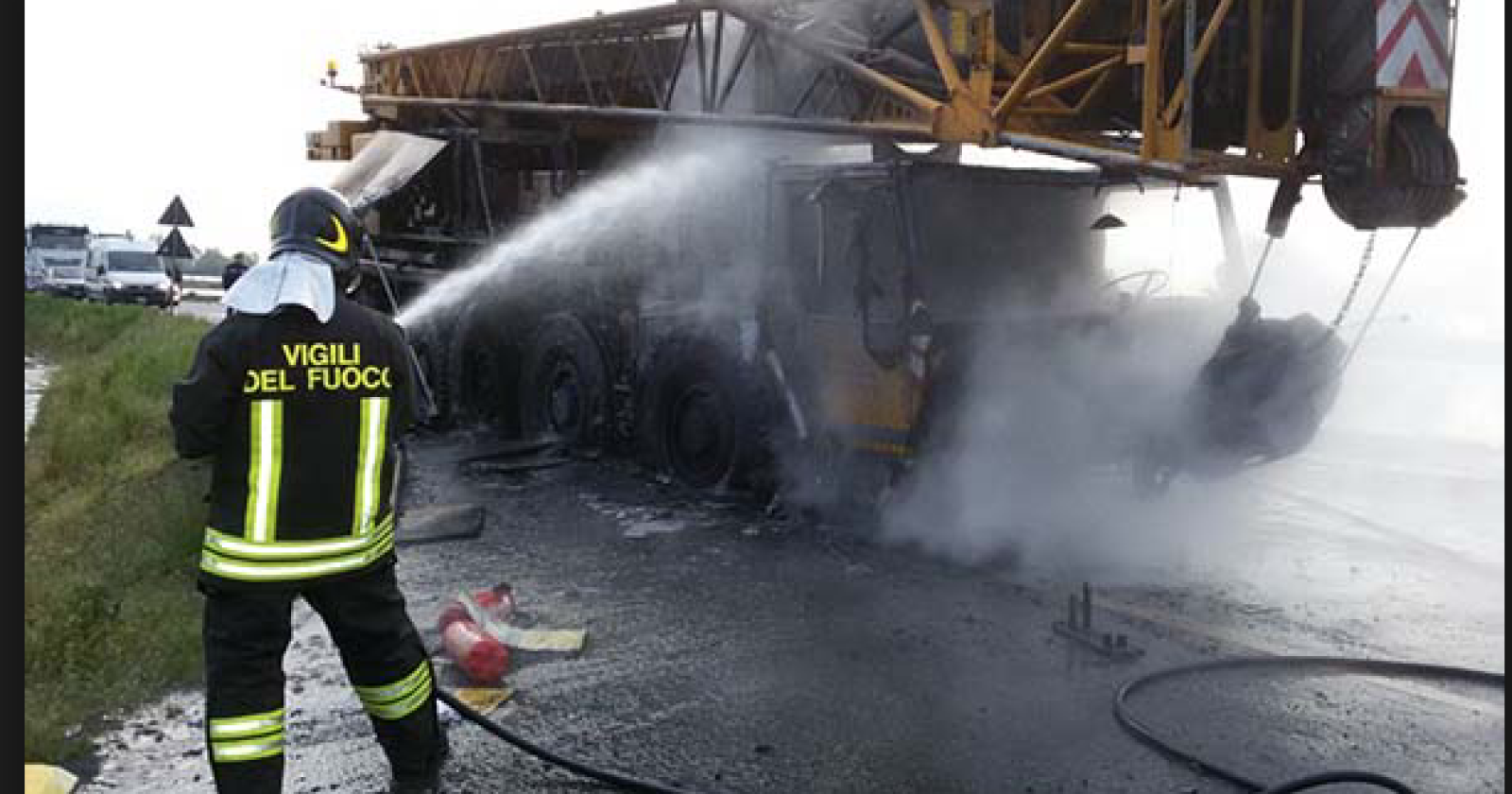 San Giovanni Rotondo: fiamme avvolgono una gru all'interno di un cantiere edile