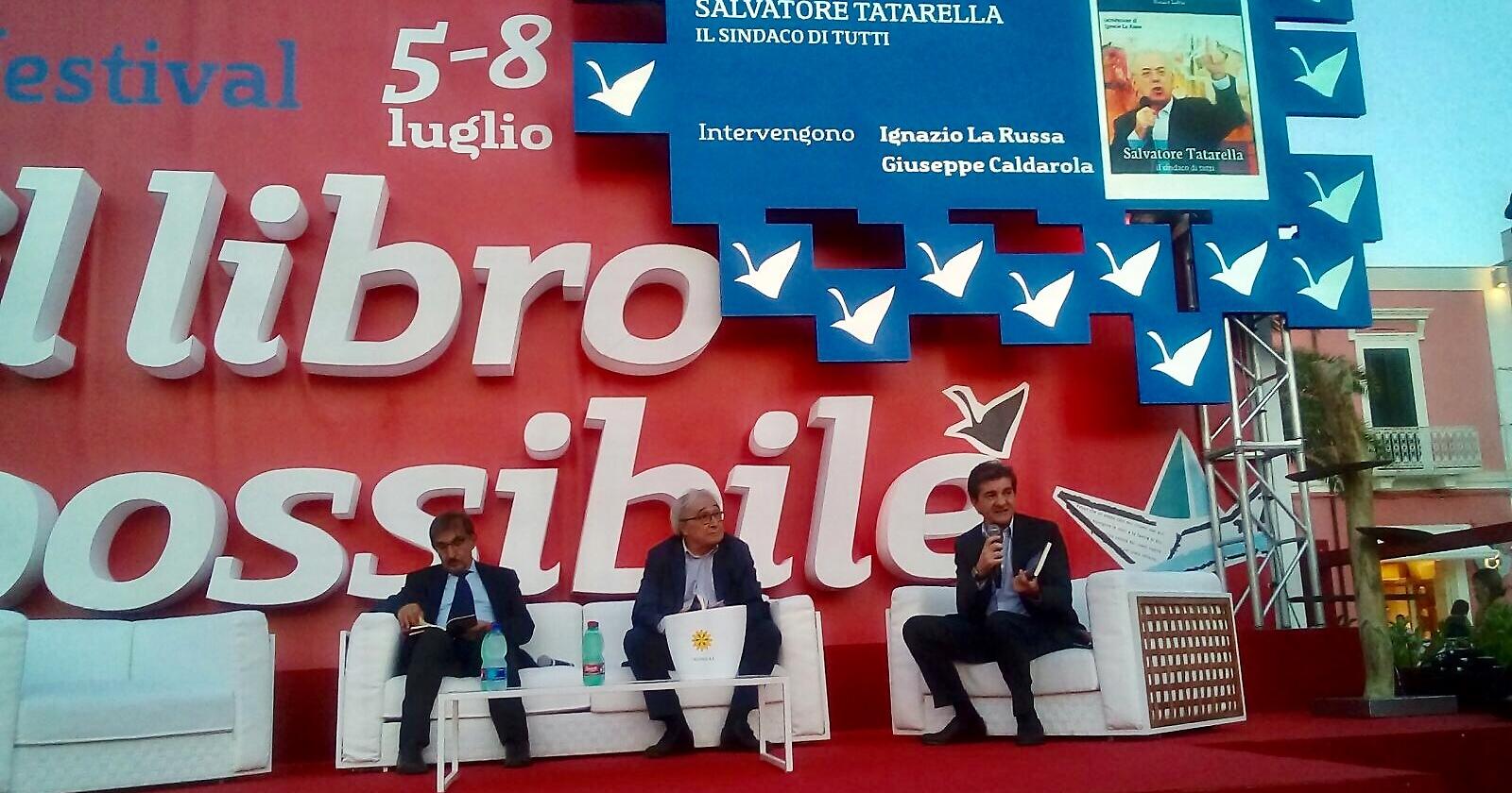A "Il Libro possibile" di Polignano il battesimo di "Salvatore Tatarella, il sindaco di tutti"