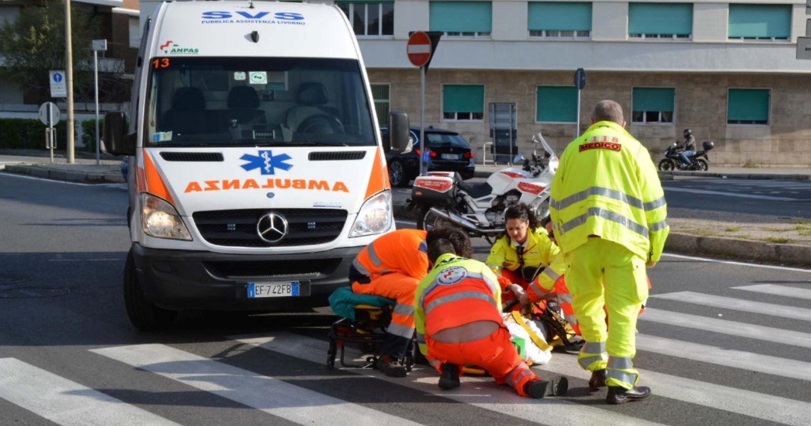 Ciclista investe pedone: 67enne batte la testa e muore 