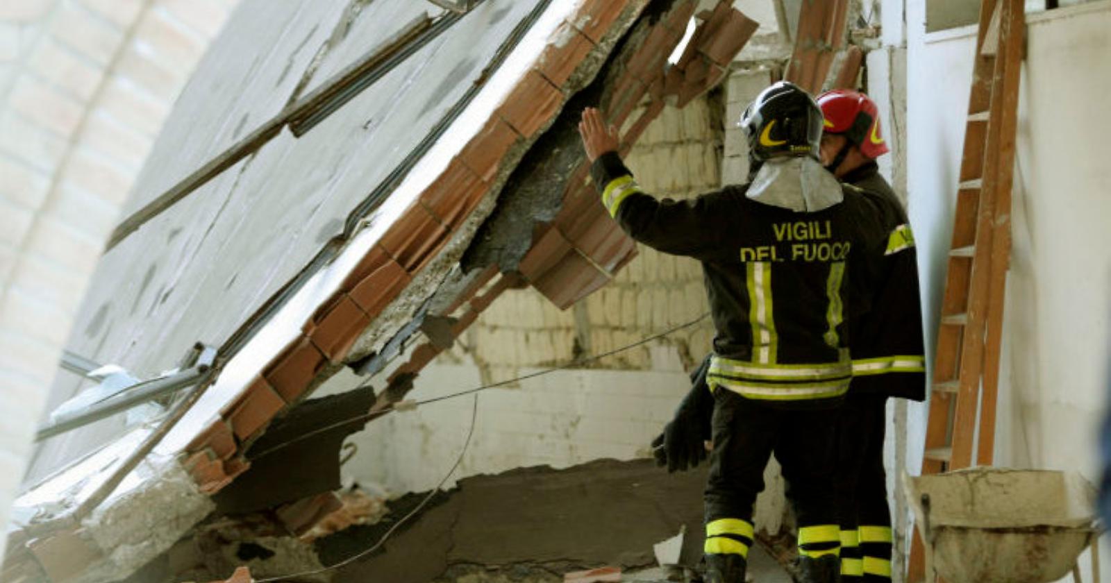 Carpino, crolla solaio in un appartamento: tre feriti, uno è grave