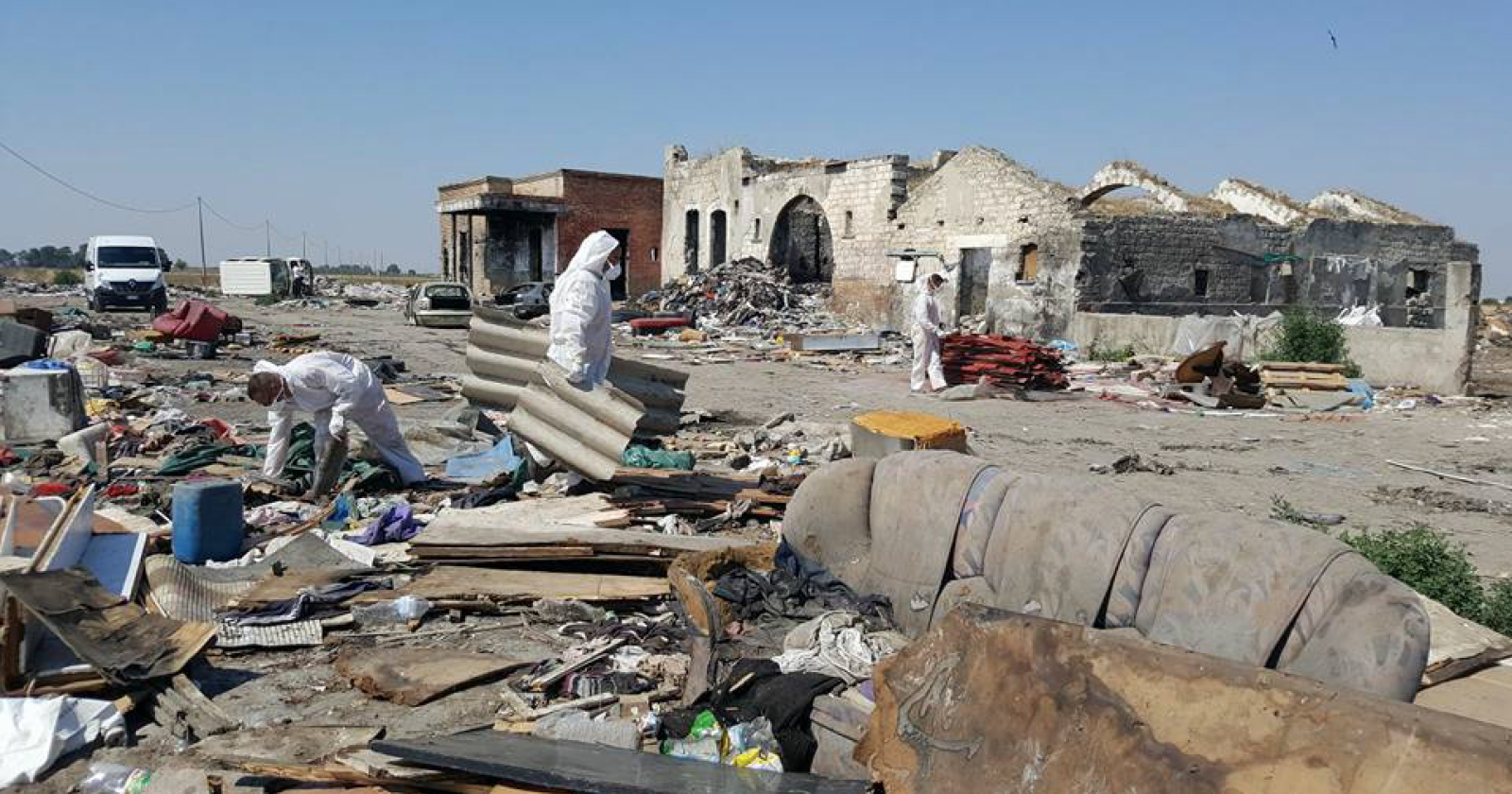 Rifiuti pericolosi ed eternit: sequestrato il "Ghetto dei Bulgari"