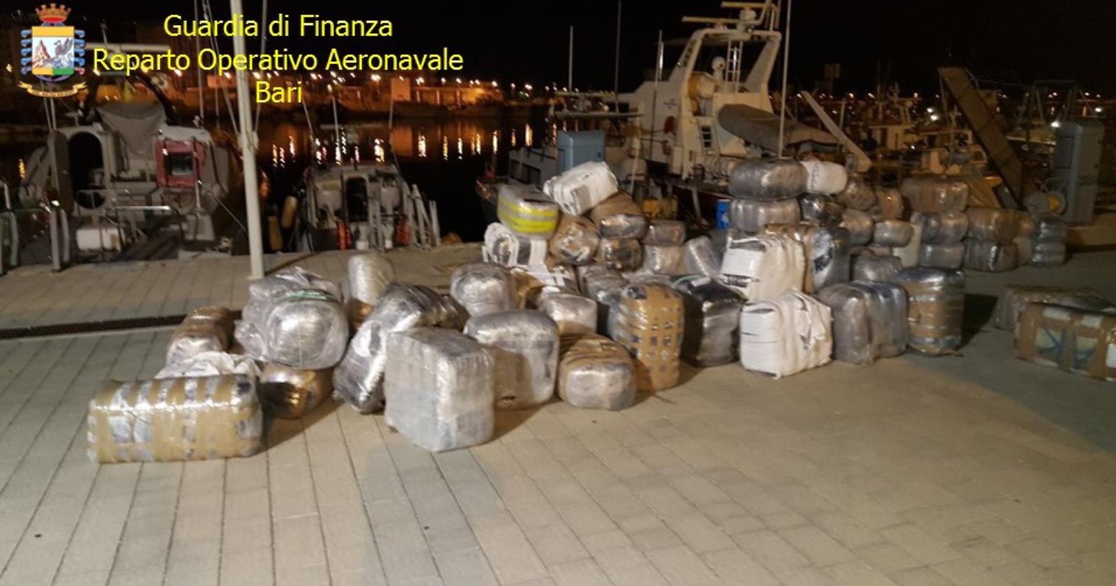 "Battaglia navale" tra Guardia di Finanza e trafficanti di droga albanesi al largo di Vieste: sequestrata Marijuana per 20 milioni di euro