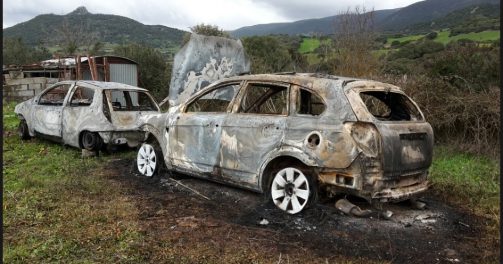 Foggia, località Giardinetto: nascosto tra gli alberi un cimitero di auto carbonizzate 