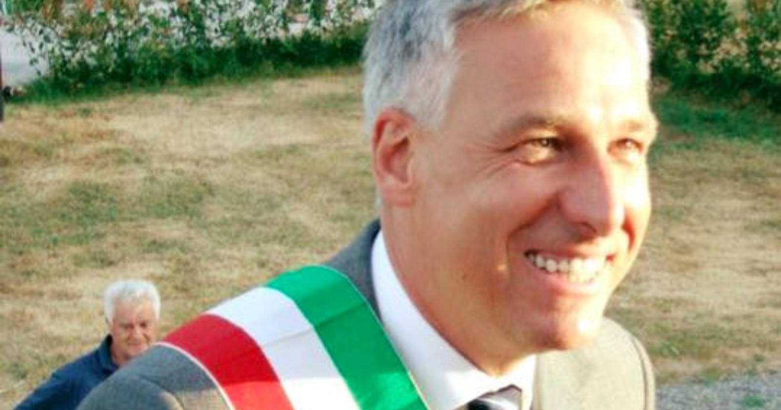 Va a cena in bermuda, il ristorante allontana il sindaco di Viareggio